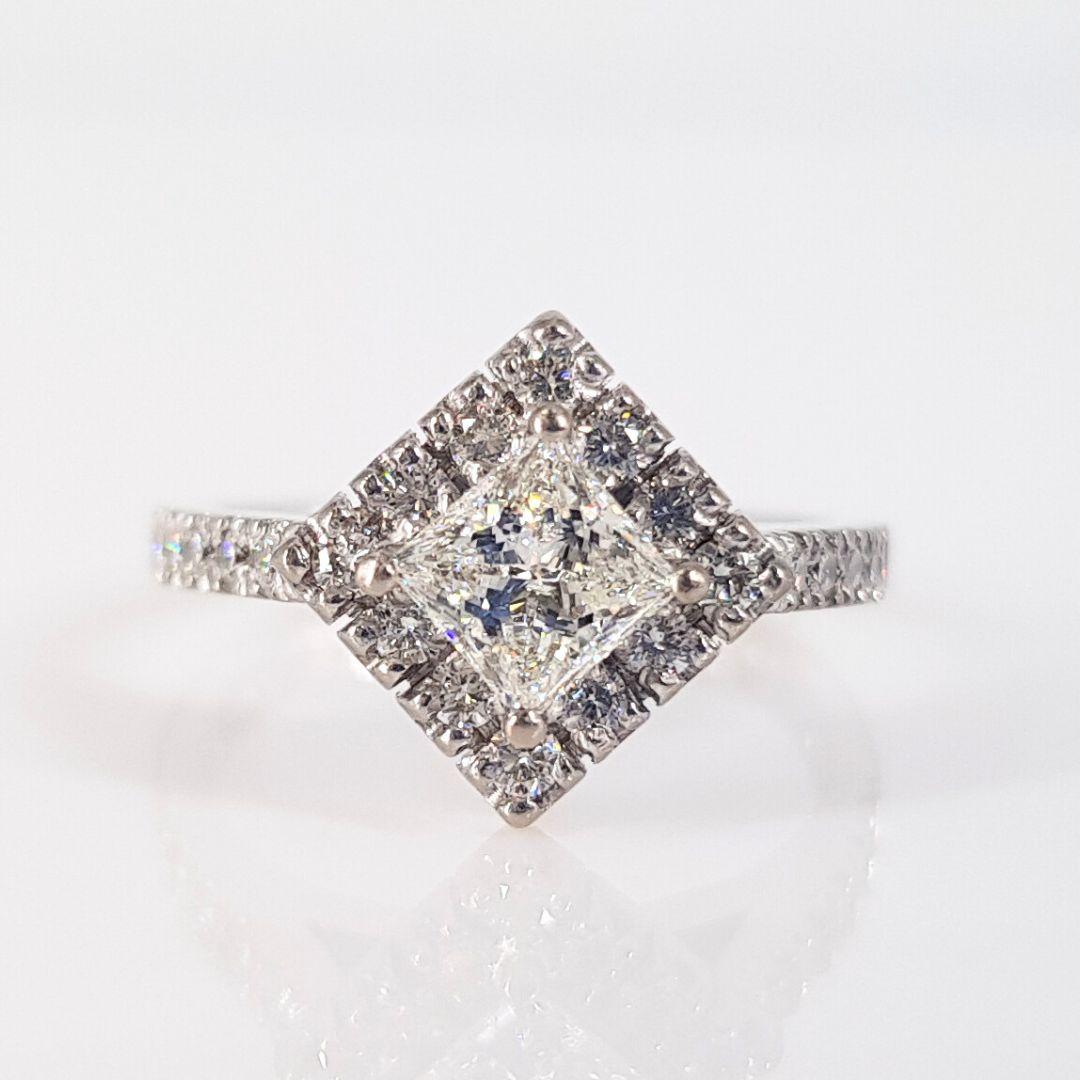 Women's 18ct White Gold Princess Cut Diamond Ring For Sale