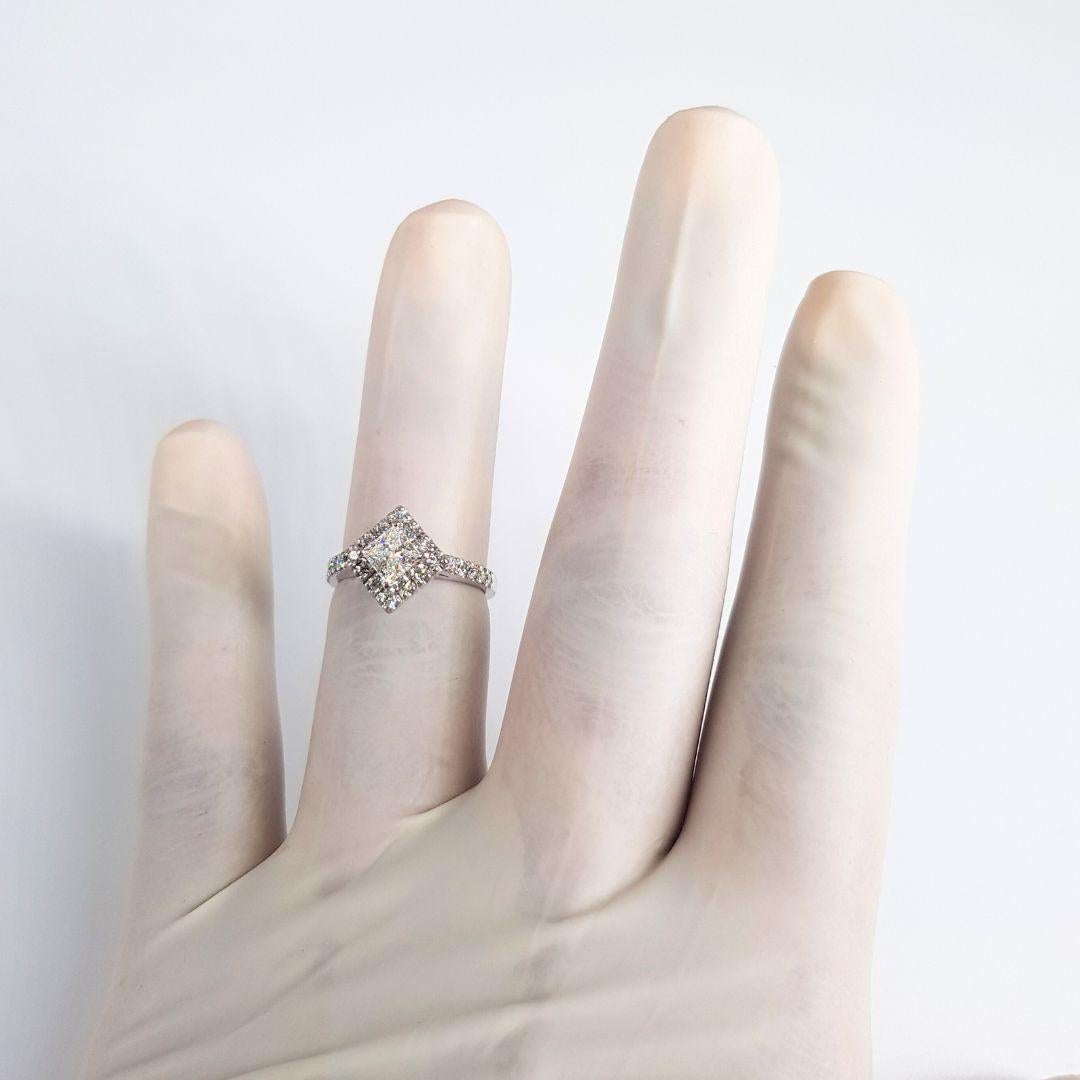 18ct White Gold Princess Cut Diamond Ring For Sale 4