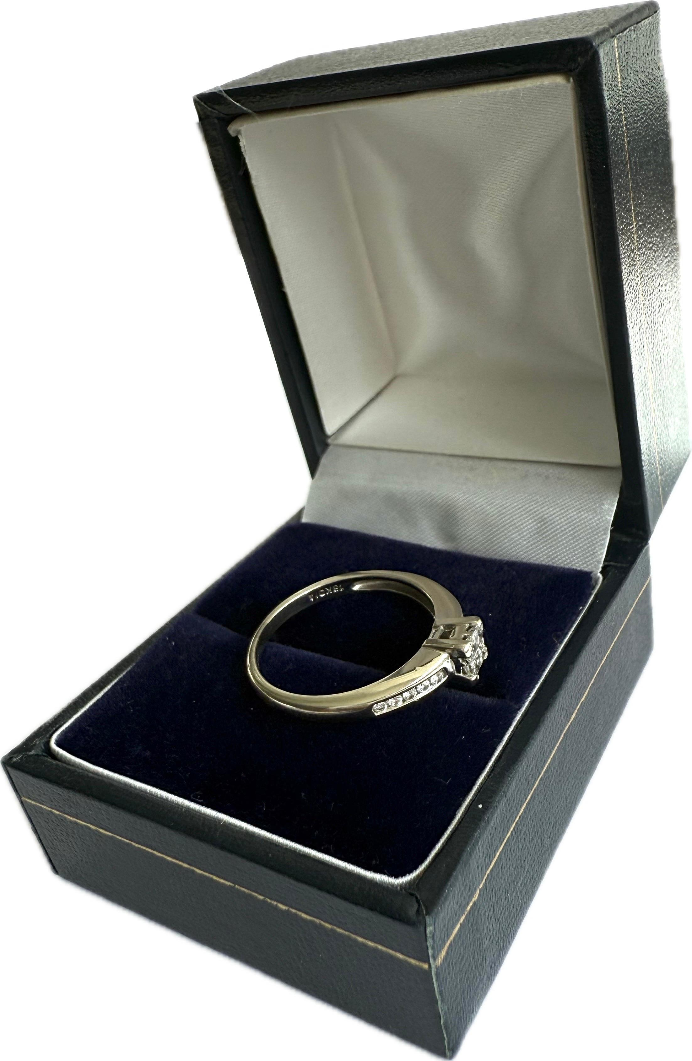 Ring aus 18 Karat Weißgold 0,32 Karat natürliche Diamanten im Prinzessschliff WGI-Zertifikat im Angebot 3