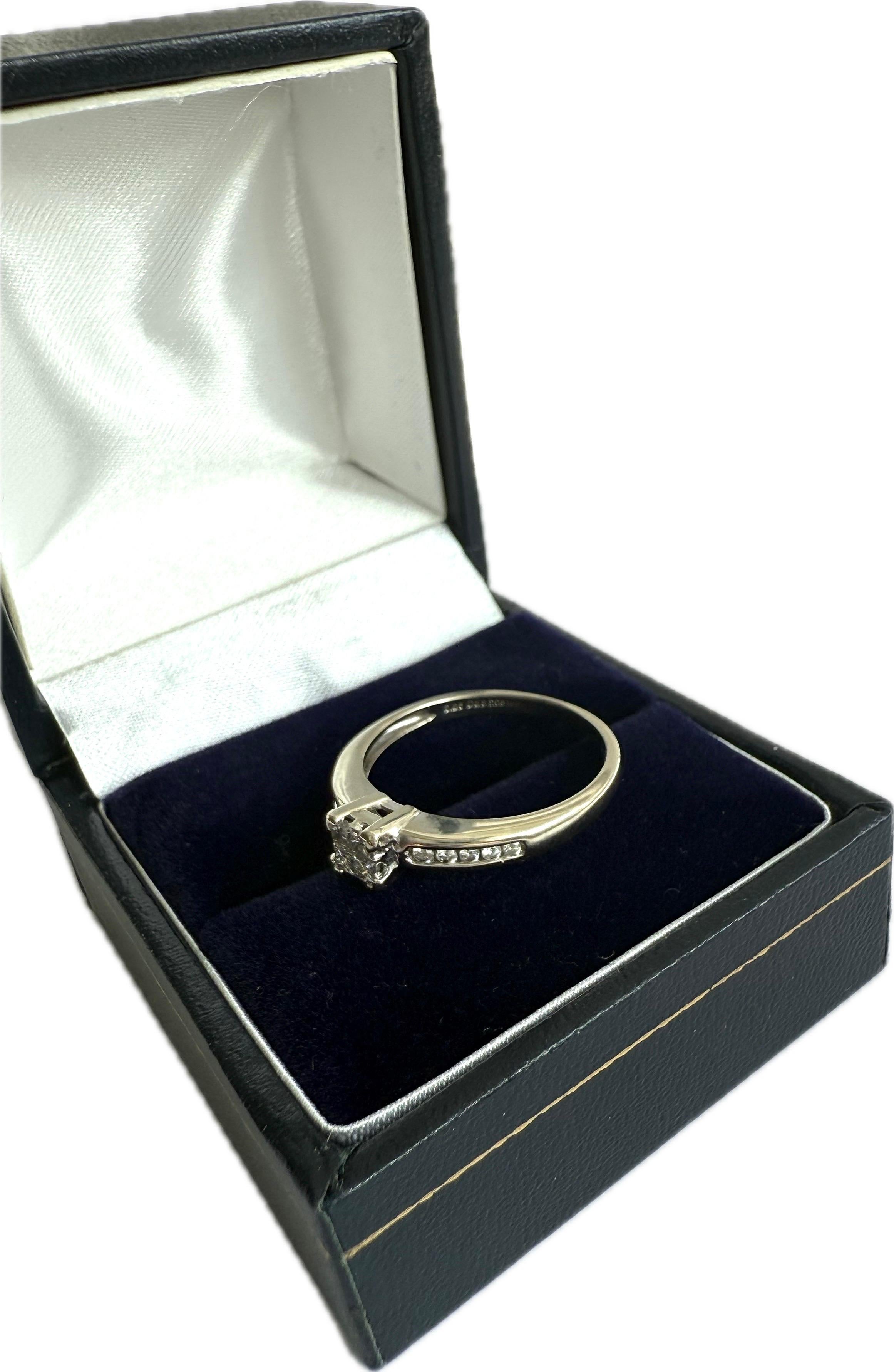 Ring aus 18 Karat Weißgold 0,32 Karat natürliche Diamanten im Prinzessschliff WGI-Zertifikat im Angebot 4
