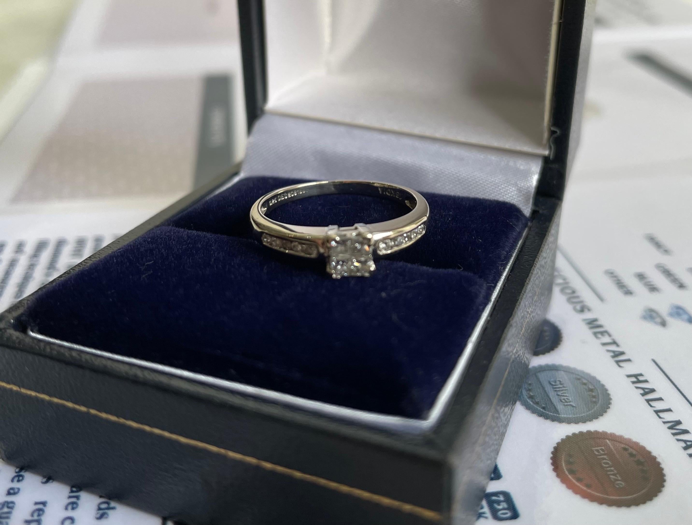 Ring aus 18 Karat Weißgold 0,32 Karat natürliche Diamanten im Prinzessschliff WGI-Zertifikat im Angebot 5