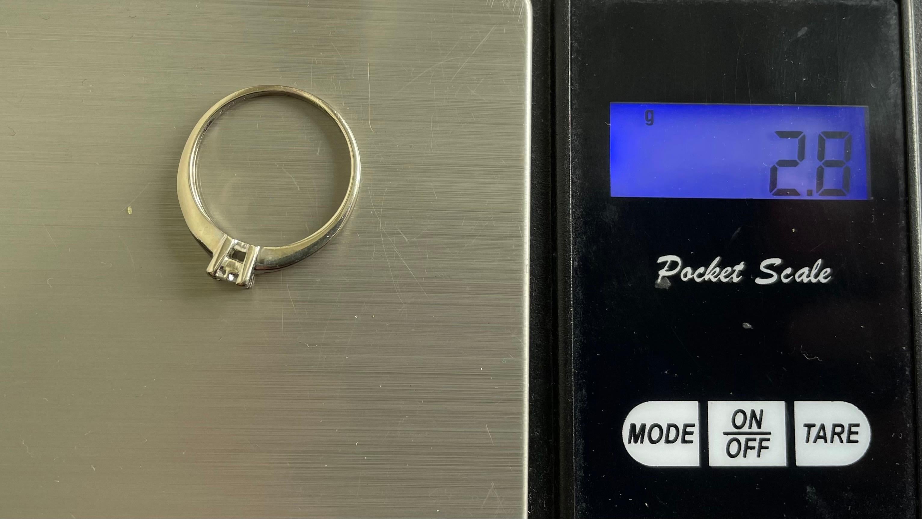 Ring aus 18 Karat Weißgold 0,32 Karat natürliche Diamanten im Prinzessschliff WGI-Zertifikat im Angebot 6