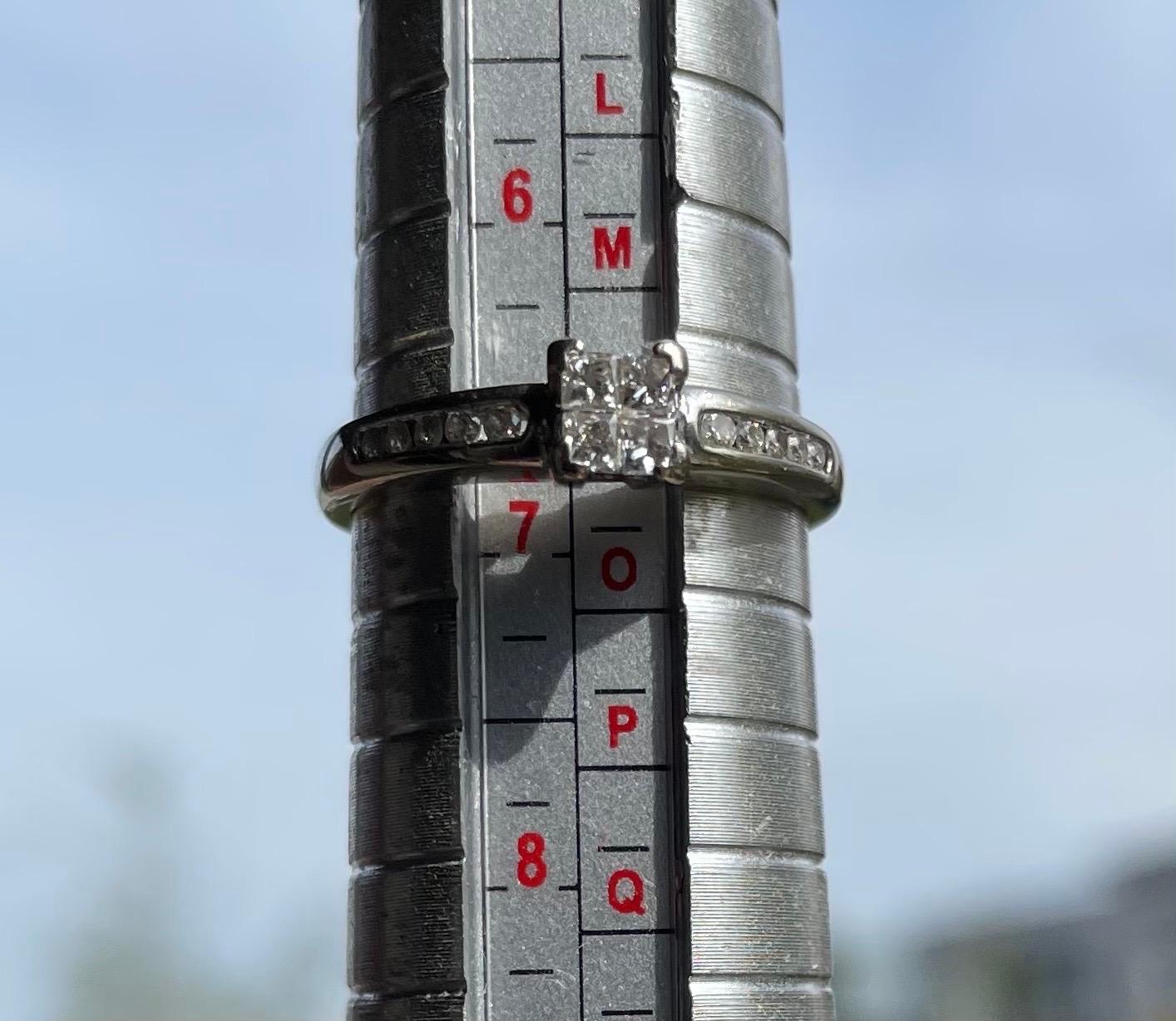 Ring aus 18 Karat Weißgold 0,32 Karat natürliche Diamanten im Prinzessschliff WGI-Zertifikat im Angebot 7