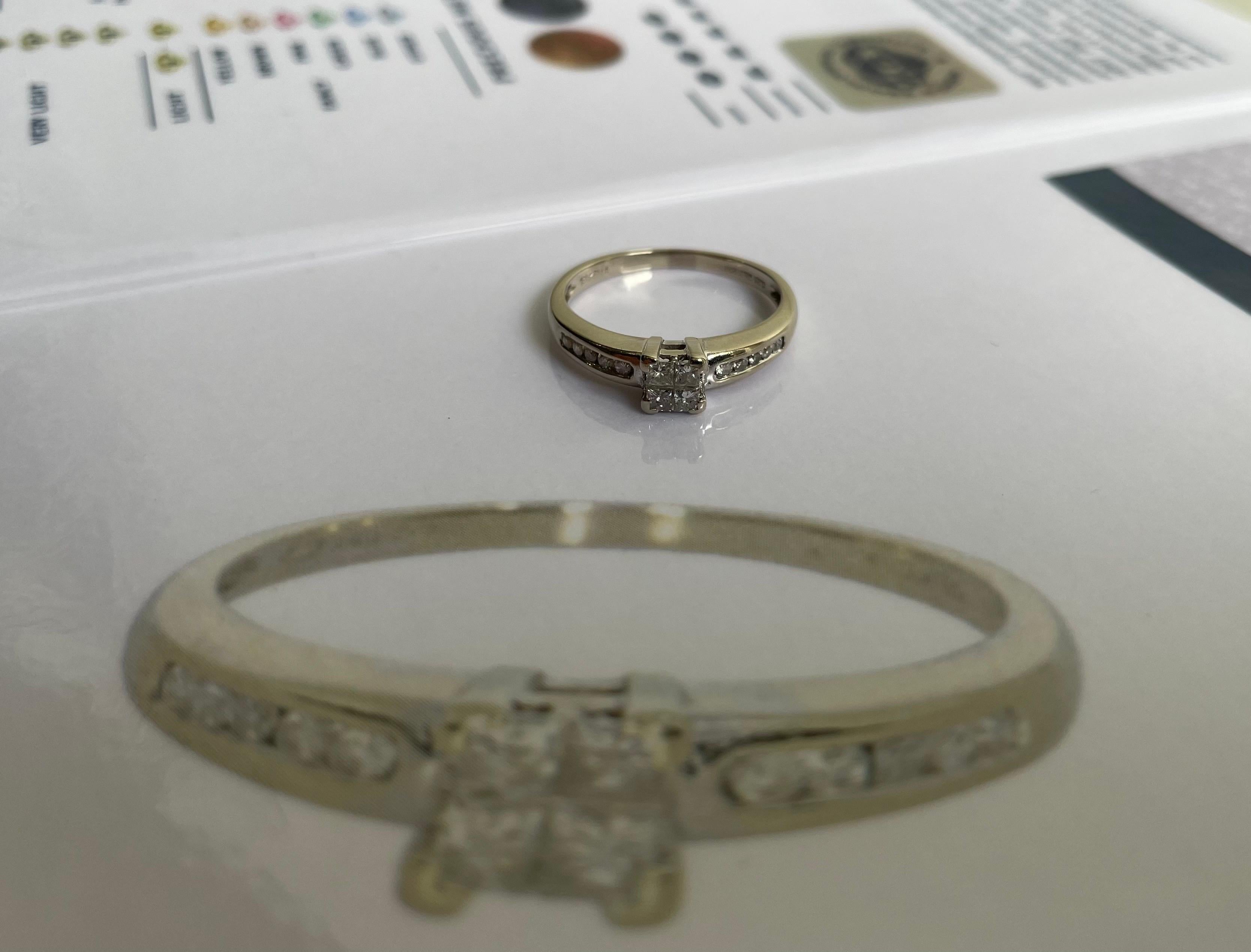 Ring aus 18 Karat Weißgold 0,32 Karat natürliche Diamanten im Prinzessschliff WGI-Zertifikat im Angebot 8