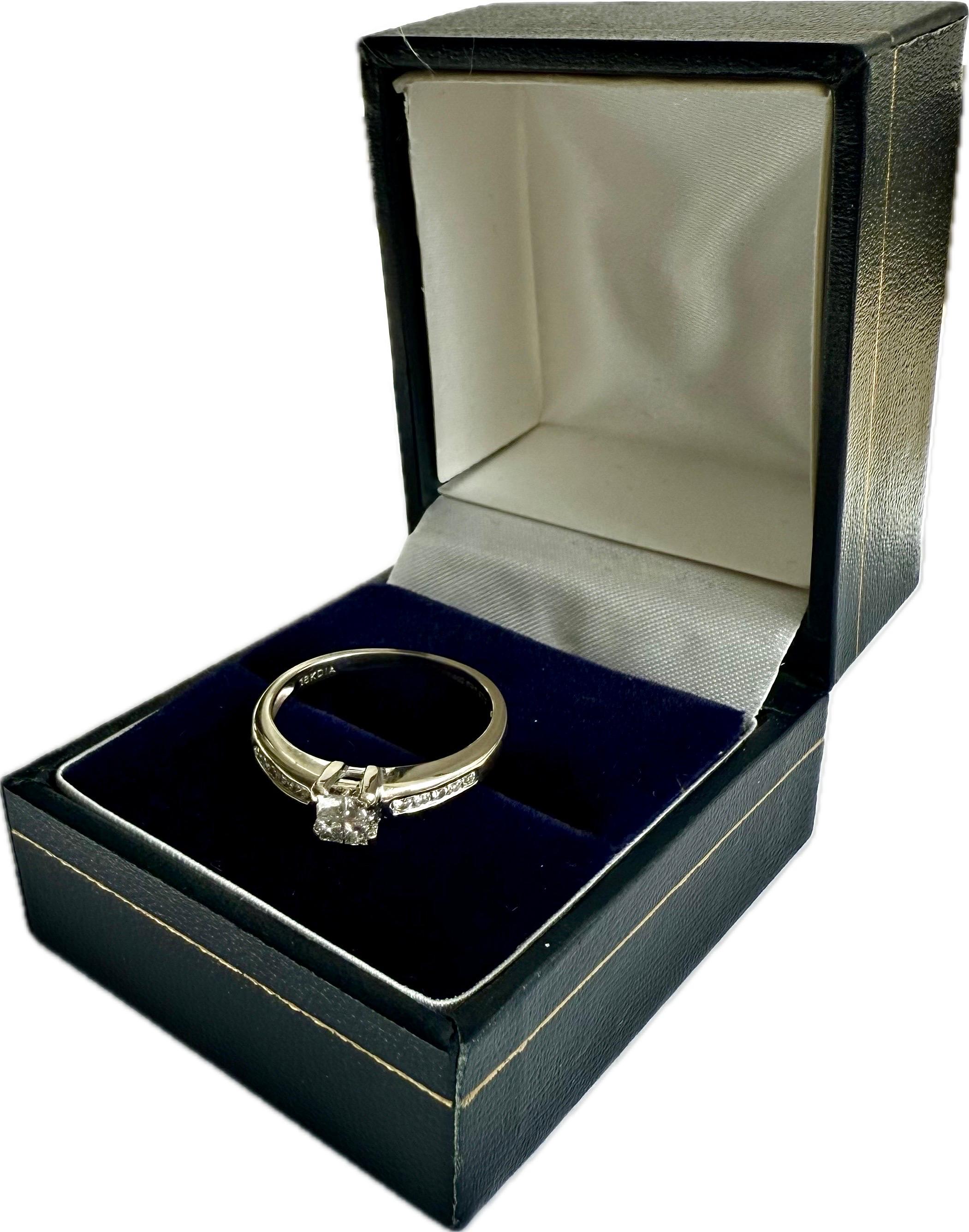 Ring aus 18 Karat Weißgold 0,32 Karat natürliche Diamanten im Prinzessschliff WGI-Zertifikat (Carréschliff) im Angebot