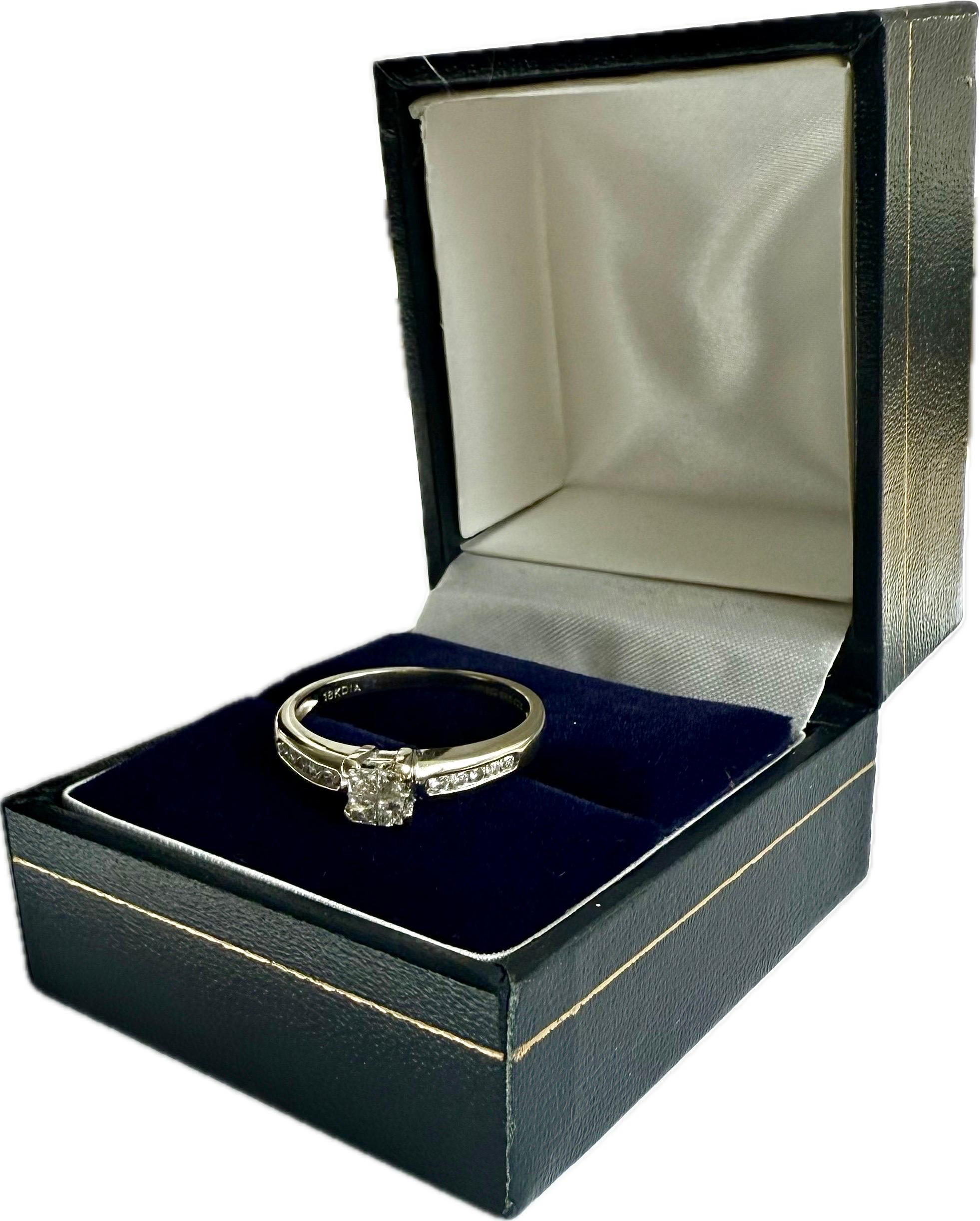 Ring aus 18 Karat Weißgold 0,32 Karat natürliche Diamanten im Prinzessschliff WGI-Zertifikat im Zustand „Hervorragend“ im Angebot in Kings Langley, GB
