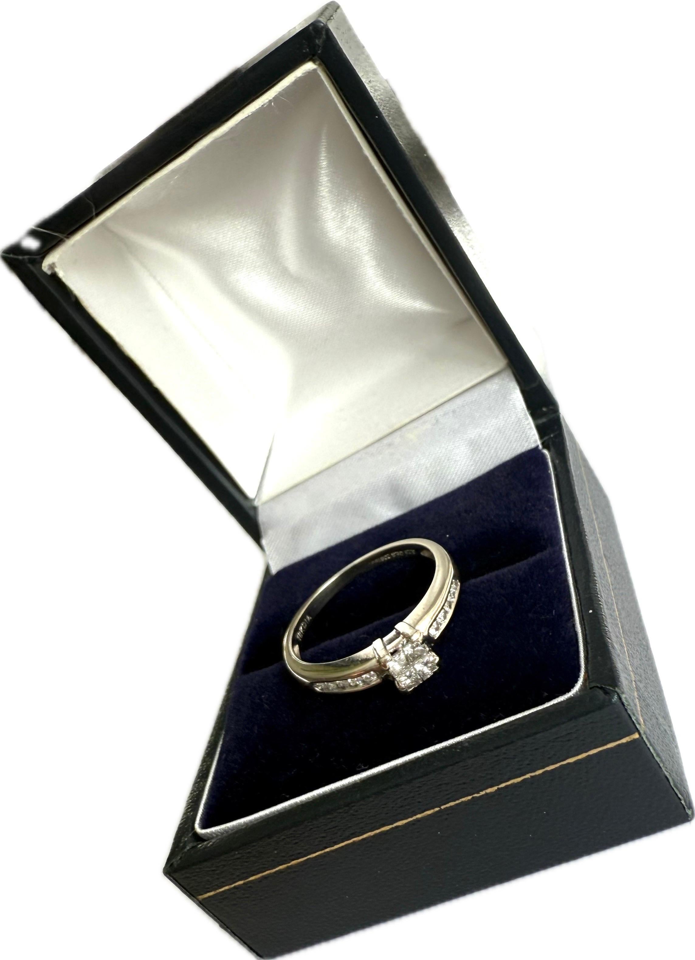 Ring aus 18 Karat Weißgold 0,32 Karat natürliche Diamanten im Prinzessschliff WGI-Zertifikat Damen im Angebot