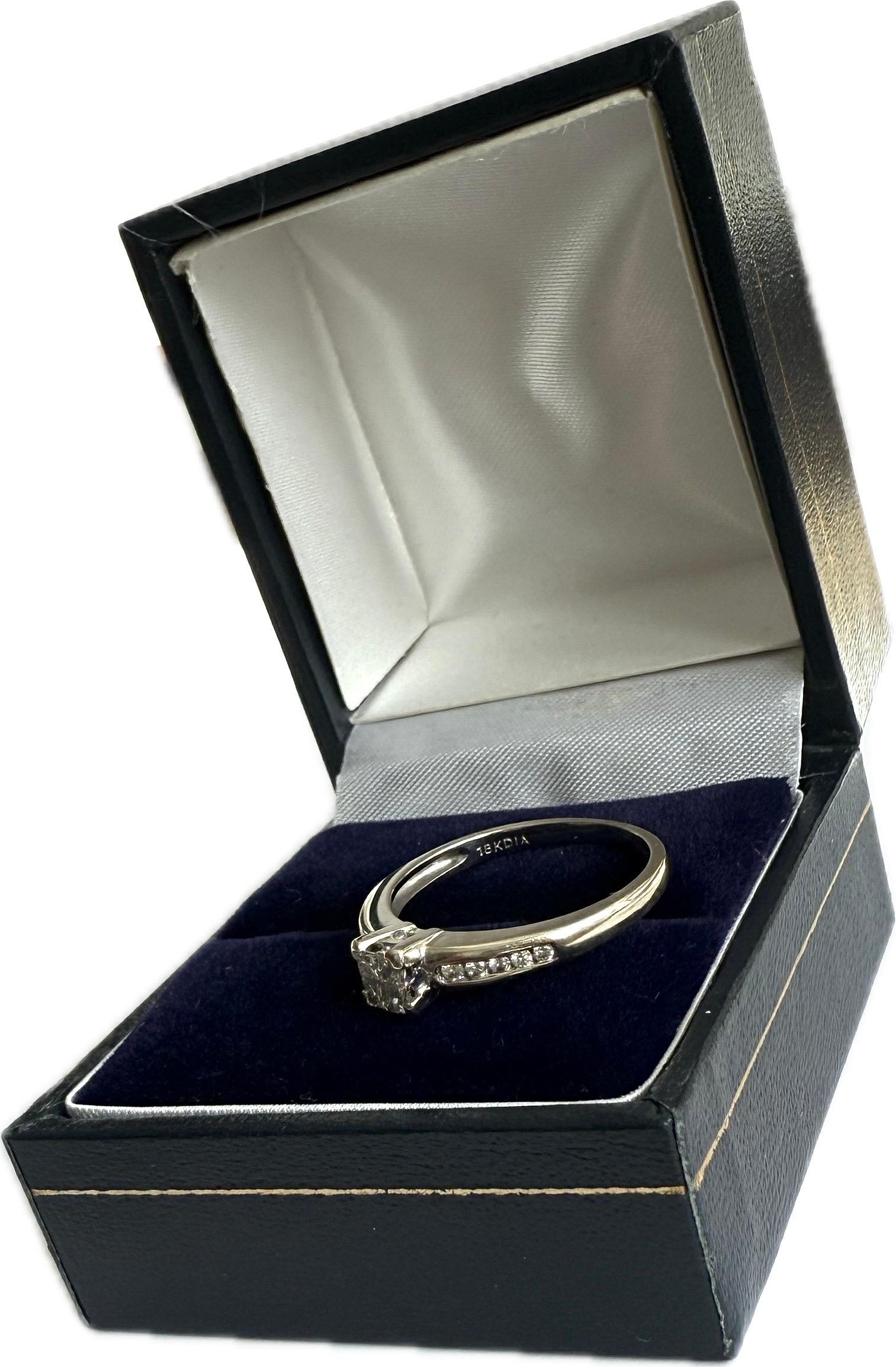 Ring aus 18 Karat Weißgold 0,32 Karat natürliche Diamanten im Prinzessschliff WGI-Zertifikat im Angebot 1