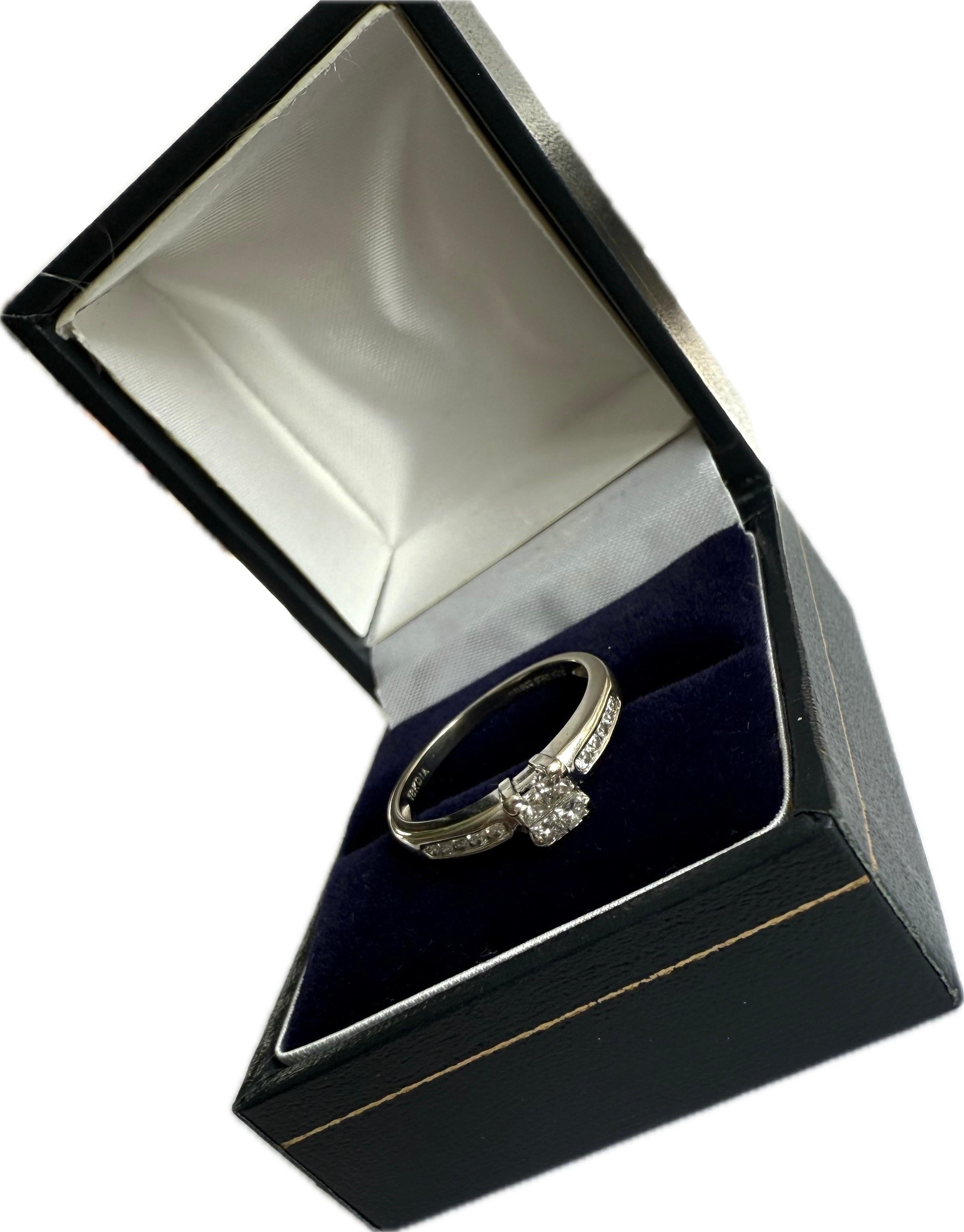 Ring aus 18 Karat Weißgold 0,32 Karat natürliche Diamanten im Prinzessschliff WGI-Zertifikat im Angebot 2