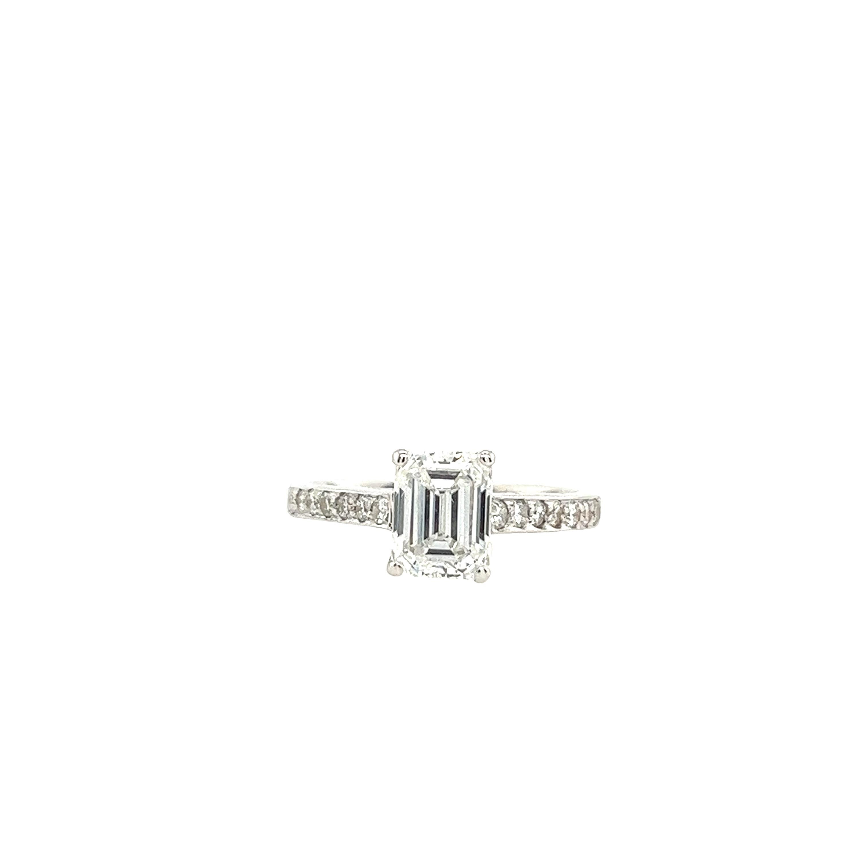 18ct White Gold Ring Set With 1.01ct E/SI1 Emerald Cut Diamond  In Excellent Condition For Sale In London, GB