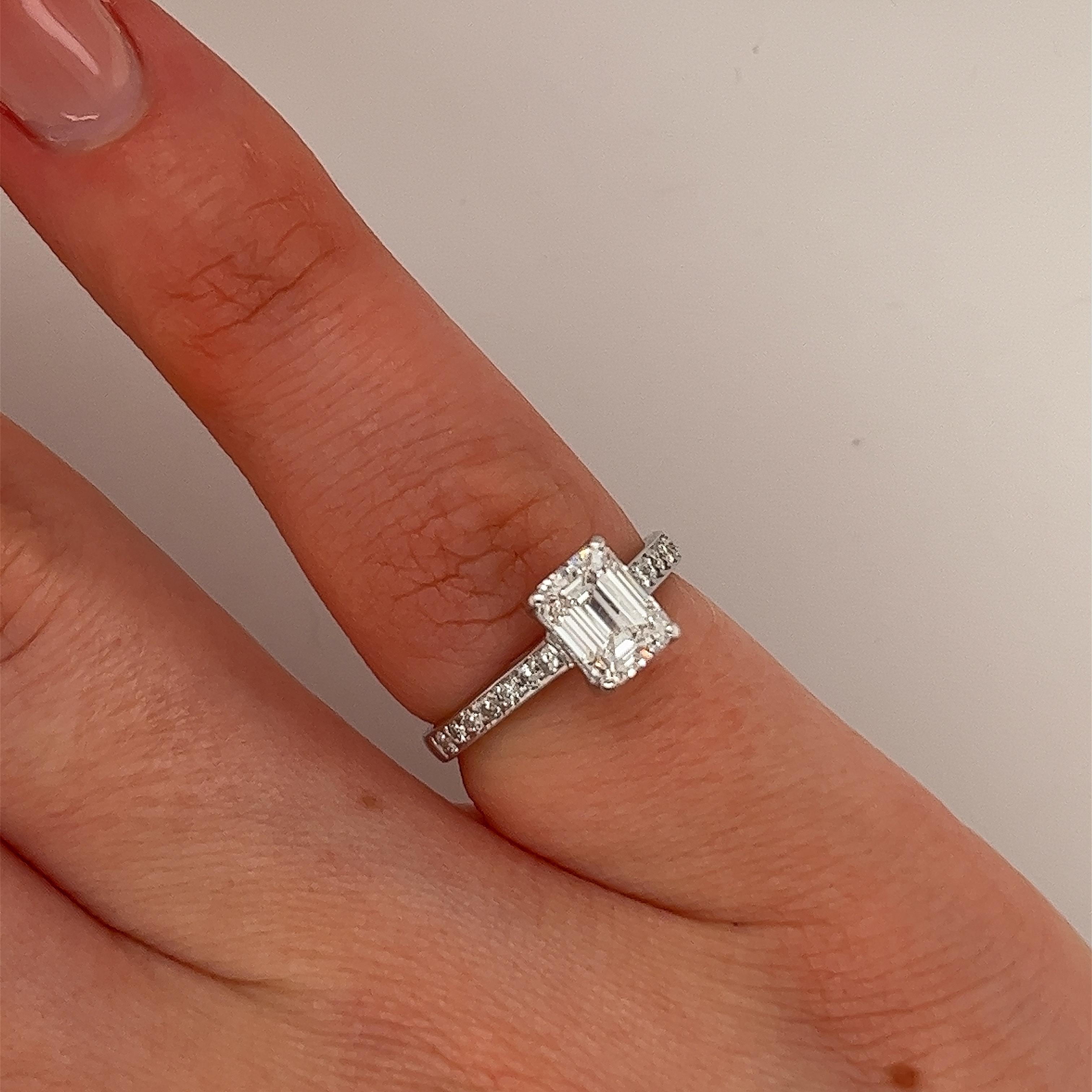 18ct White Gold Ring Set With 1.01ct E/SI1 Emerald Cut Diamond  For Sale 3