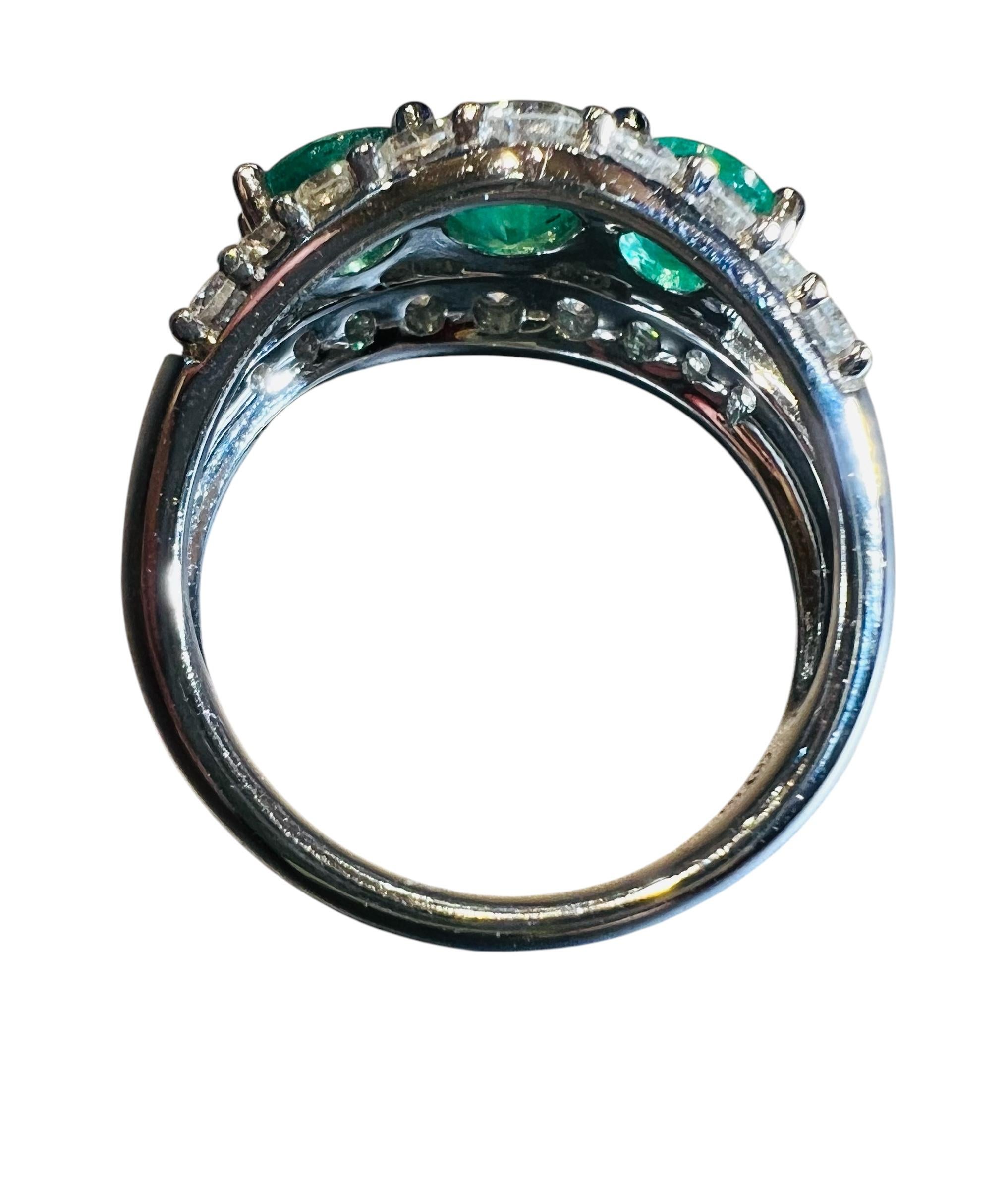 18ct White Gold Ring Set With 3 Emeralds And Brilliant Pavings For Sale 5