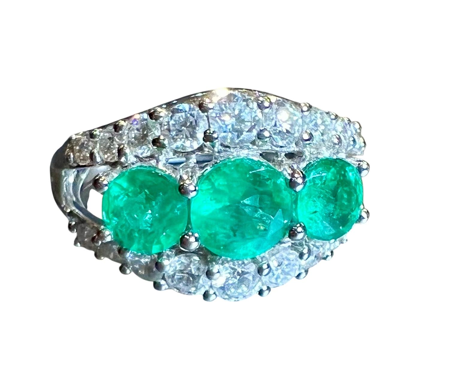 18ct White Gold Ring Set With 3 Emeralds And Brilliant Pavings For Sale 7