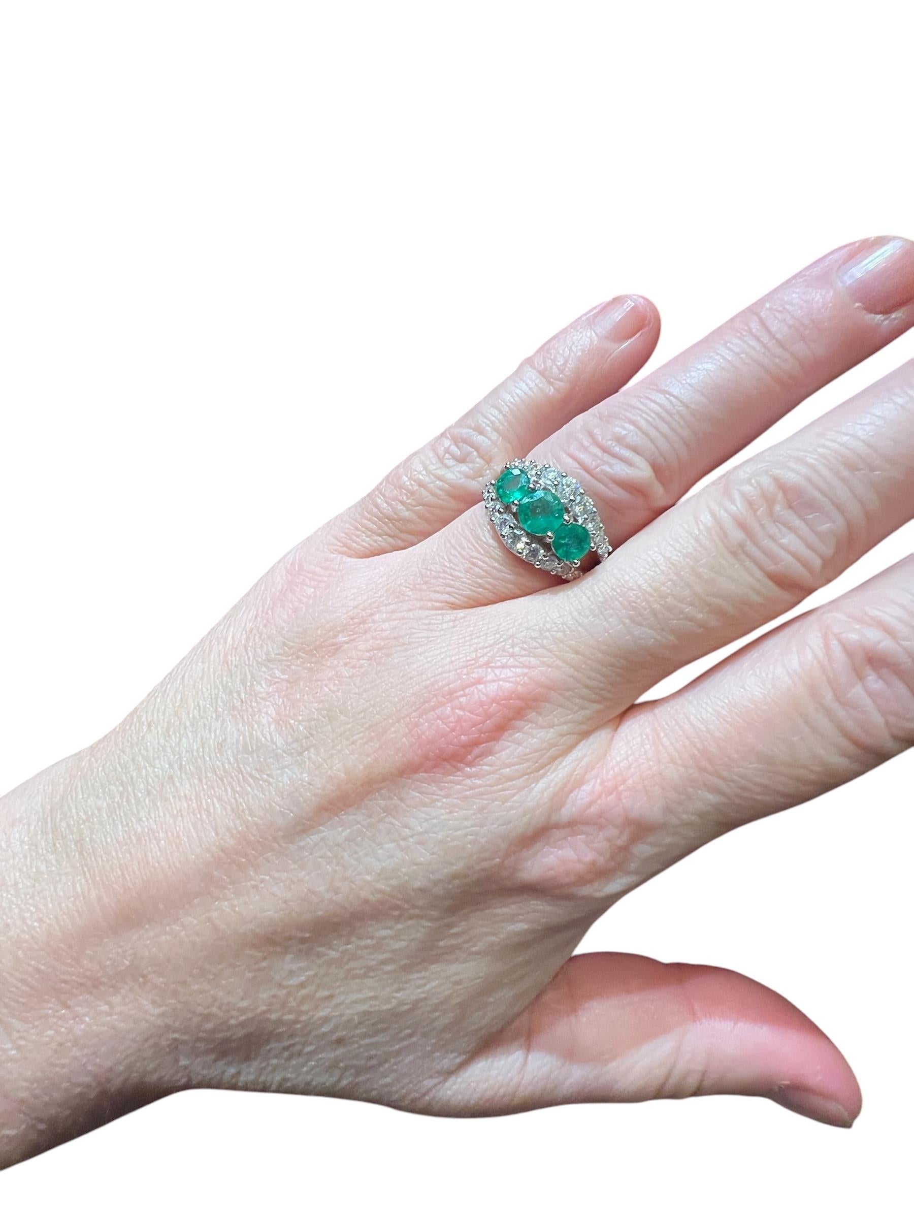 18ct White Gold Ring Set With 3 Emeralds And Brilliant Pavings For Sale 9