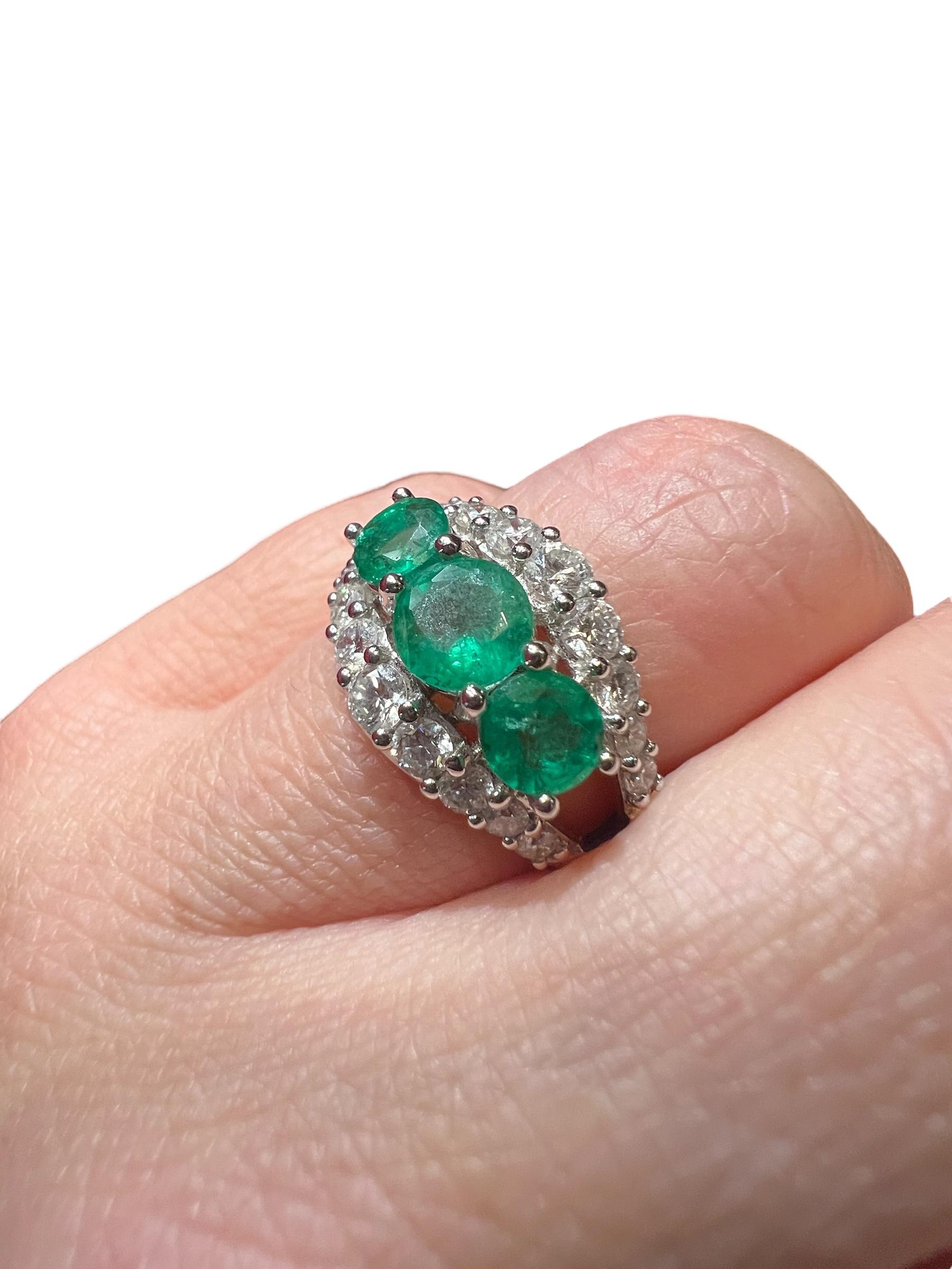 18ct White Gold Ring Set With 3 Emeralds And Brilliant Pavings For Sale 10