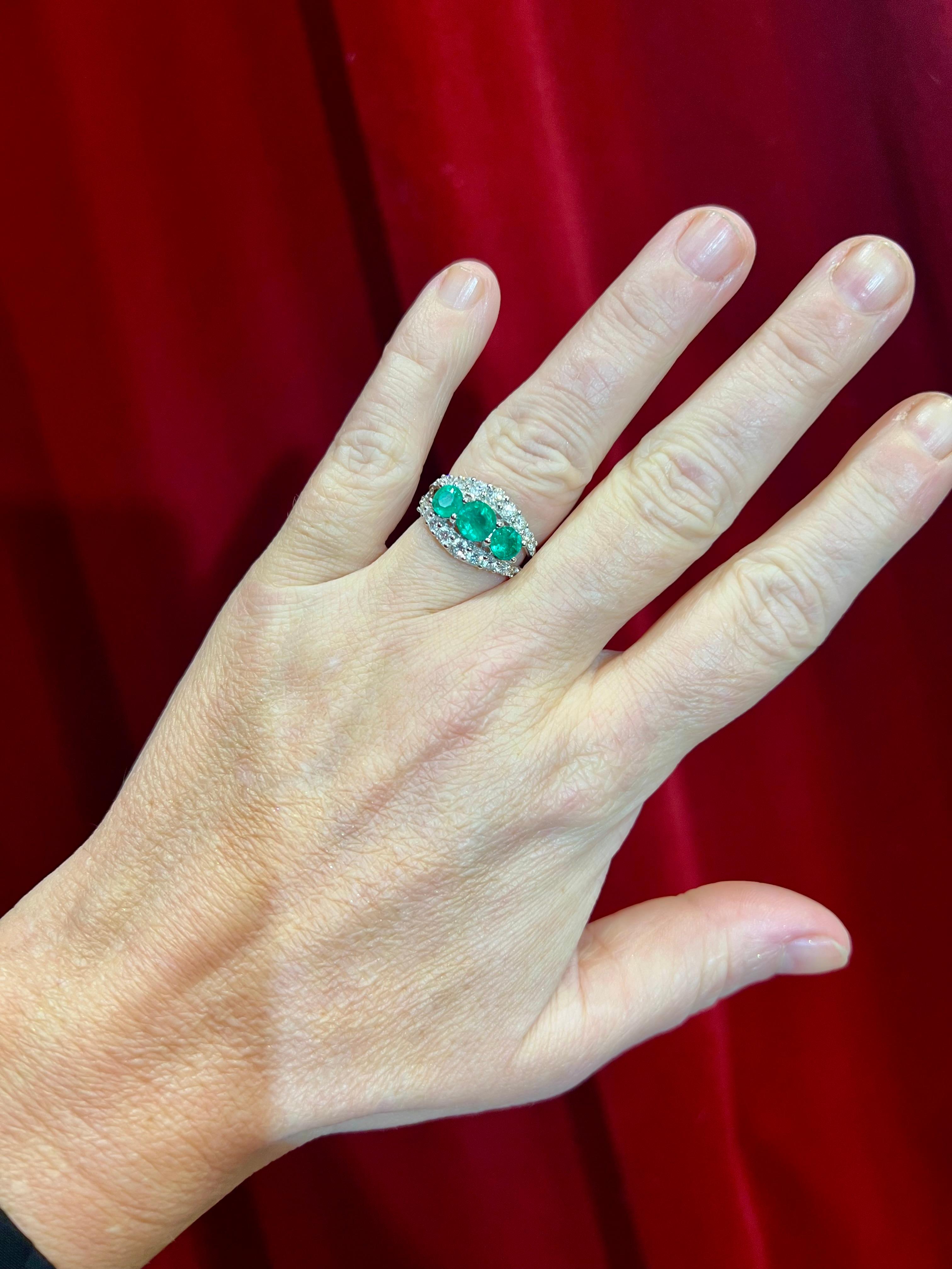 18ct White Gold Ring Set With 3 Emeralds And Brilliant Pavings For Sale 11