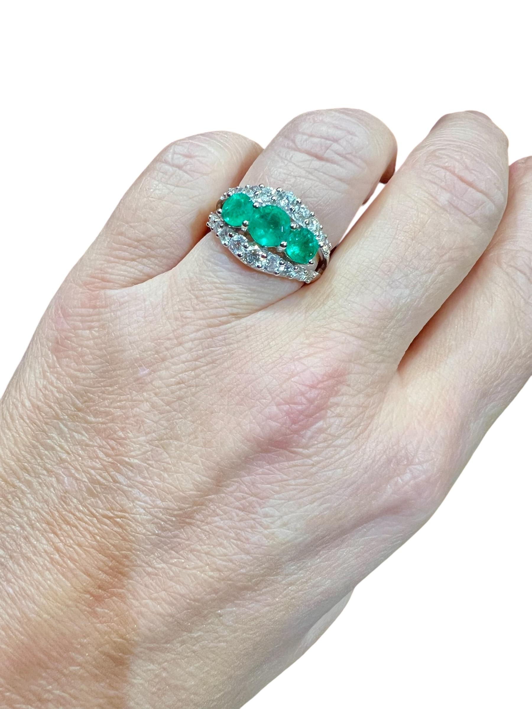 18ct White Gold Ring Set With 3 Emeralds And Brilliant Pavings In Good Condition For Sale In SAINT-OUEN-SUR-SEINE, FR