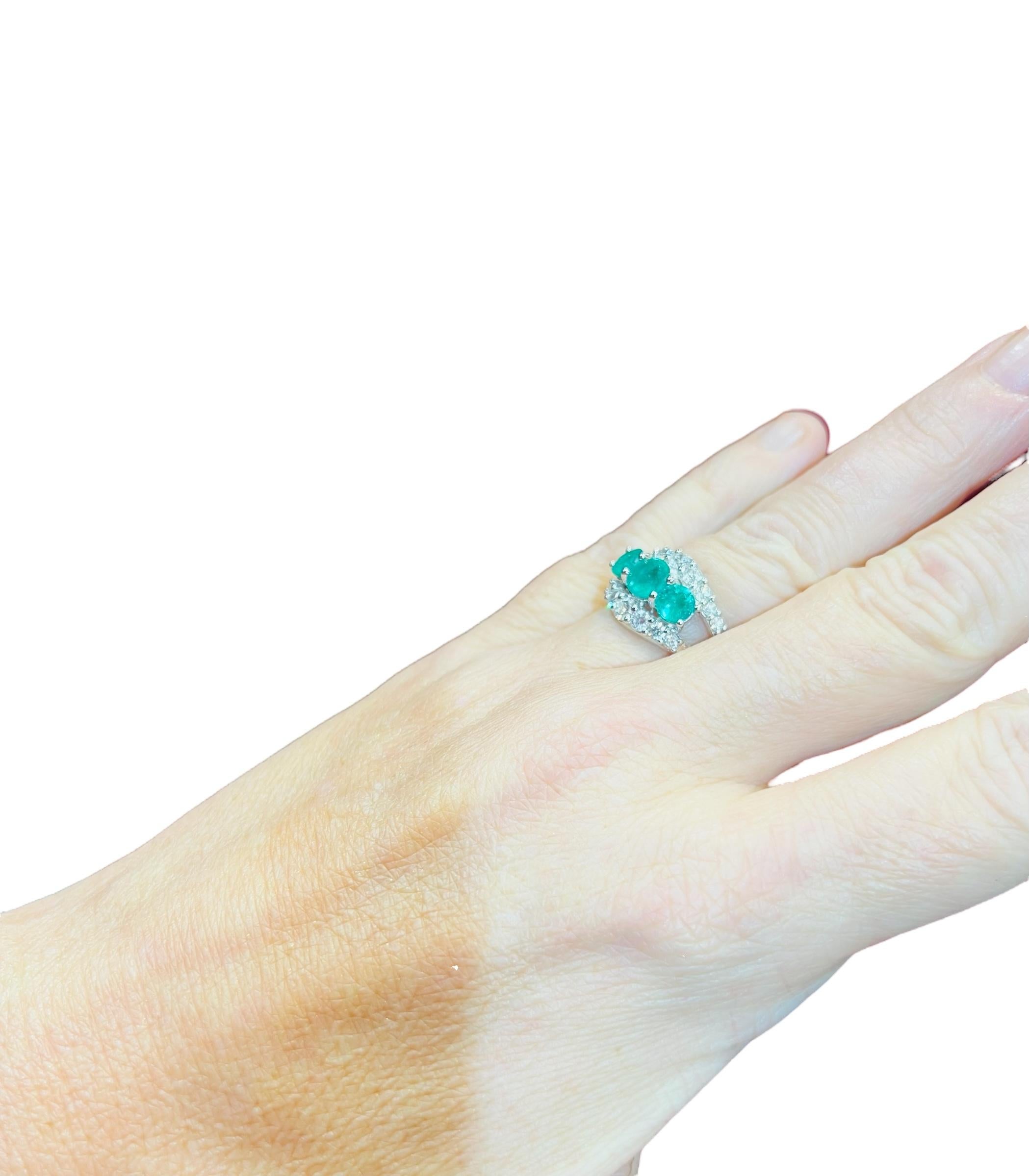 Women's 18ct White Gold Ring Set With 3 Emeralds And Brilliant Pavings For Sale