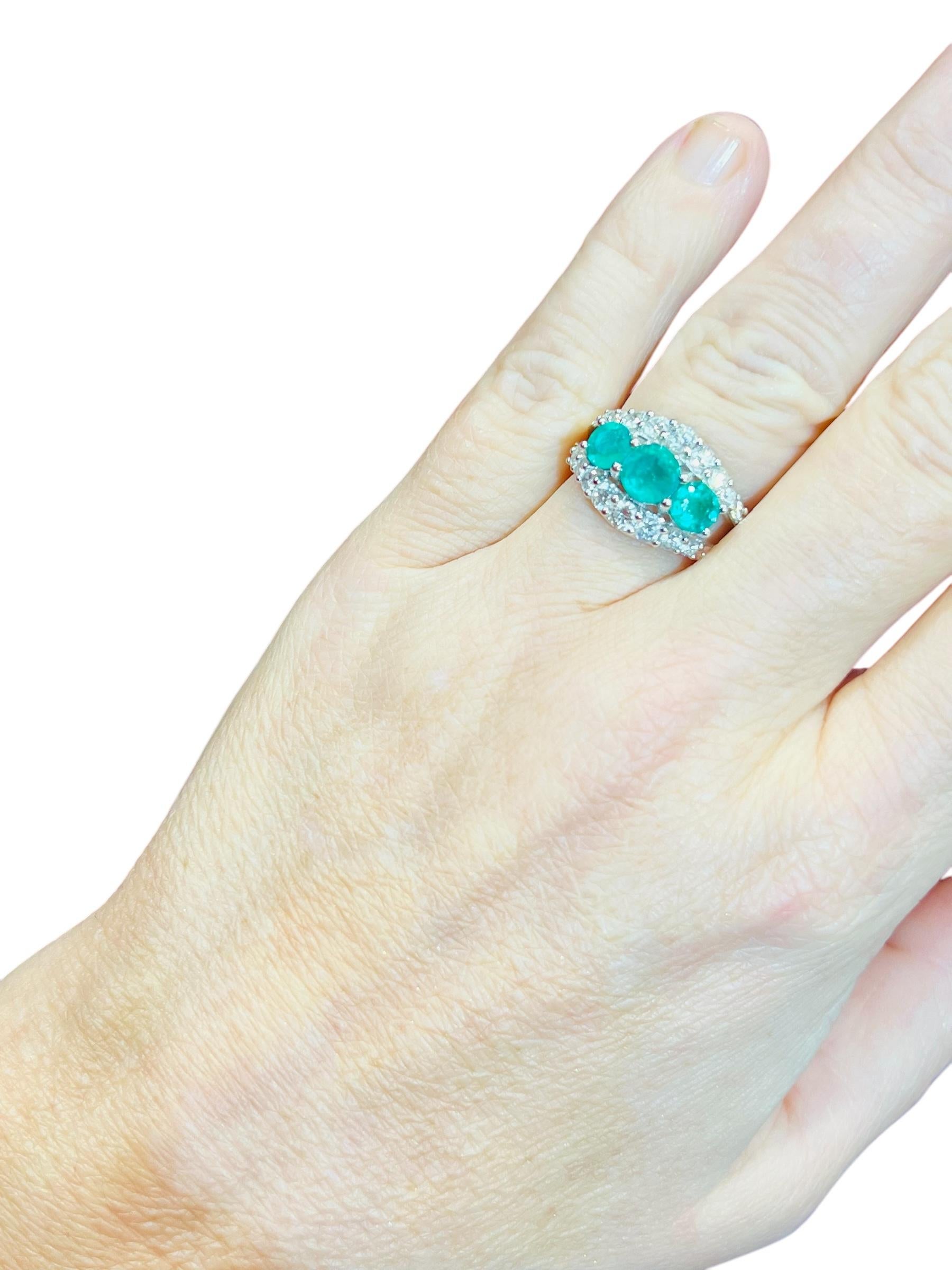 18ct White Gold Ring Set With 3 Emeralds And Brilliant Pavings For Sale 1