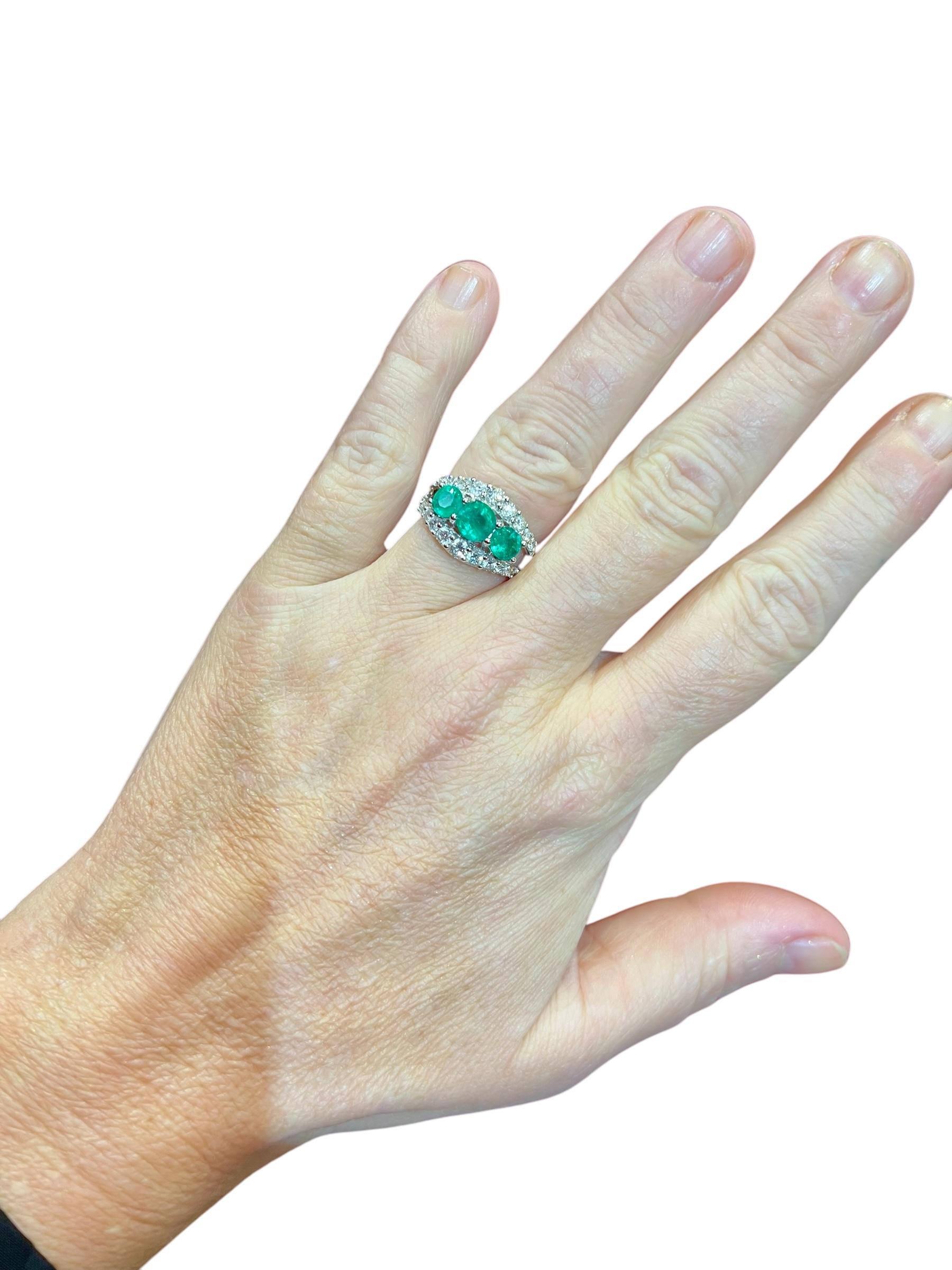 18ct White Gold Ring Set With 3 Emeralds And Brilliant Pavings For Sale 2