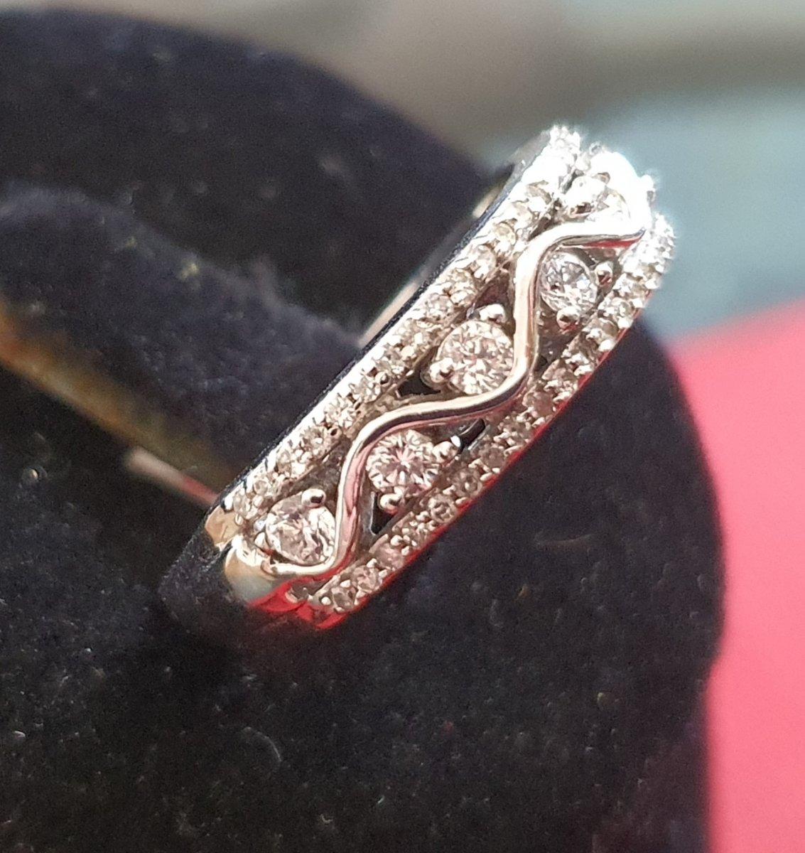 Ring in 18ct white gold set with a paving of brilliants for approx. 0.50ct in total, half alliance. Total weight: 5.40gr Size: 55 Thickness of the half alliance: 0.6cm Resizing and free delivery (delivery time to be agreed)