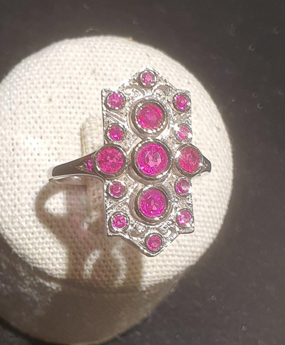 Ring aus 18 Karat Weißgold mit Rubinbesatz, sehr durchscheinend, insgesamt ca. 1ct. Gesamtgewicht: 4.10gr Größe: 54 Proportionen des verzierten Teils: Am breitesten: 1cm Am längsten: 2.1cm Größenreduzierung frei