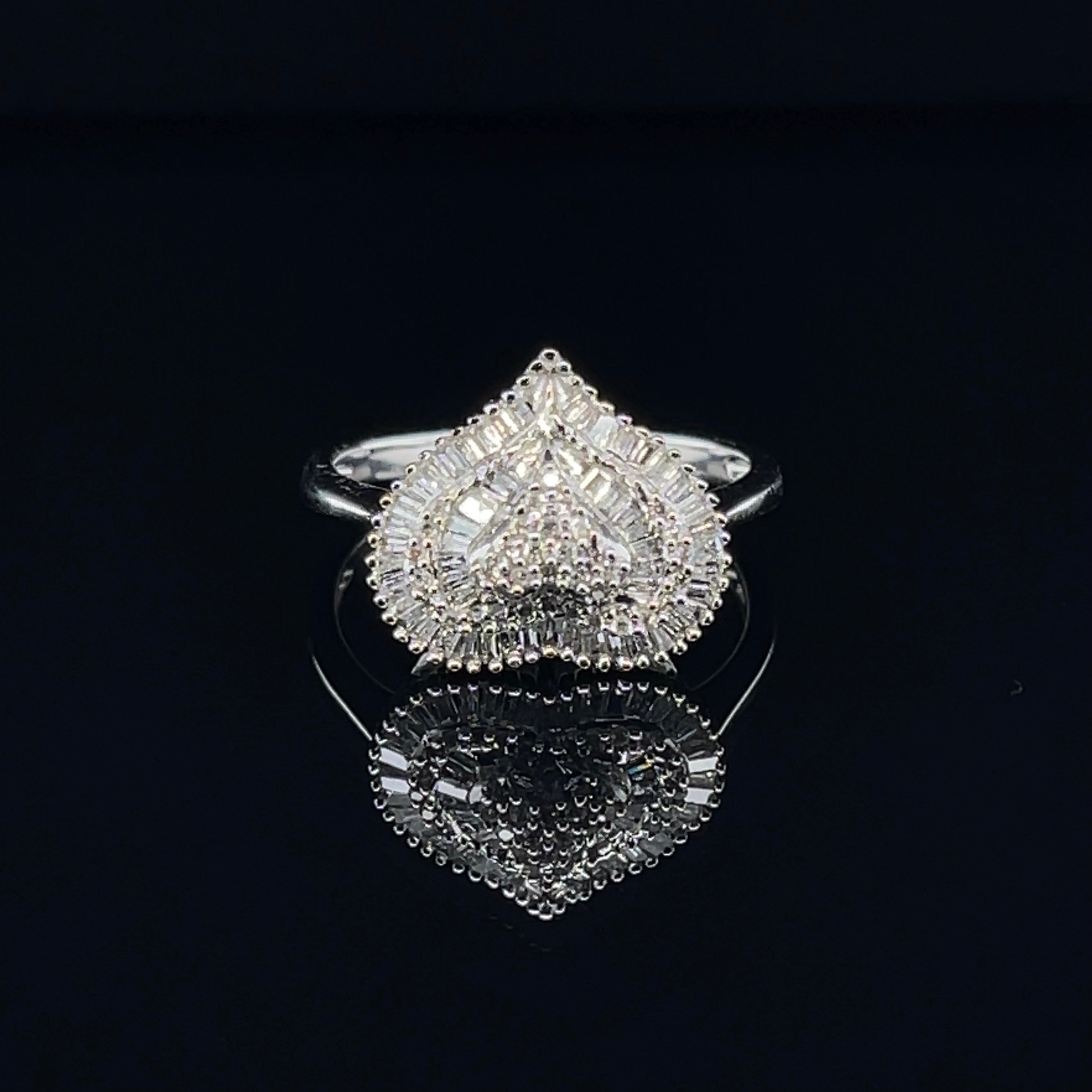 Im Angebot: 18 Karat Weißgold Ring mit 0,09 Karat und 0,30 Karat Diamanten ()