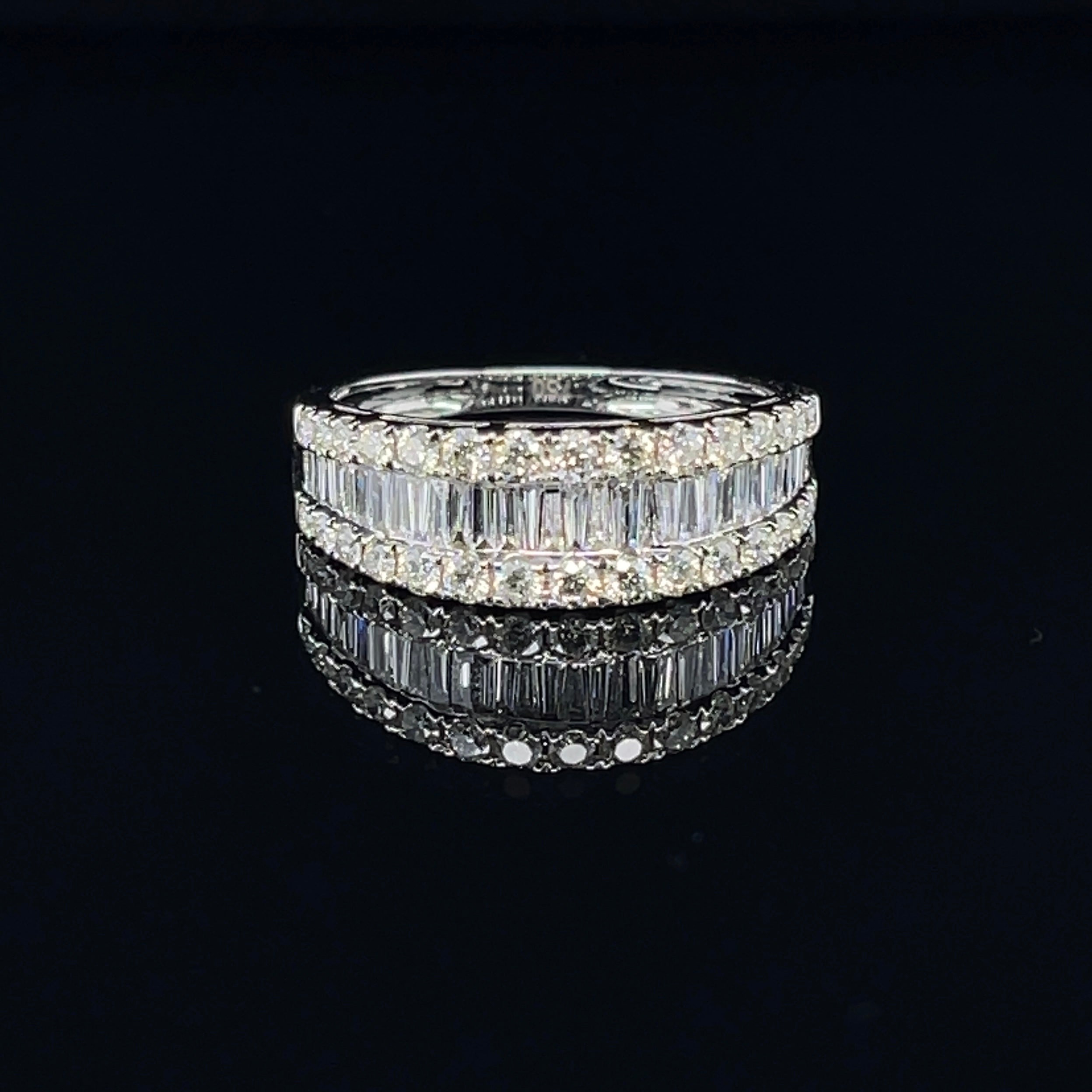 18ct White Gold Ring with 0.51ct and 0.25ct Diamonds