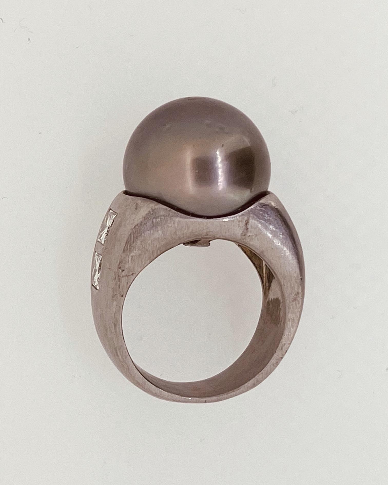 18ct White Gold Ring with Four Princess Cut Diamonds and a 15mm Tahitian Pearl For Sale 7