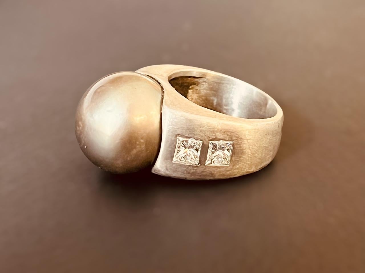 Bague en or blanc 18 carats avec quatre diamants taille princesse et une perle de Tahiti de 15 mm en vente 9
