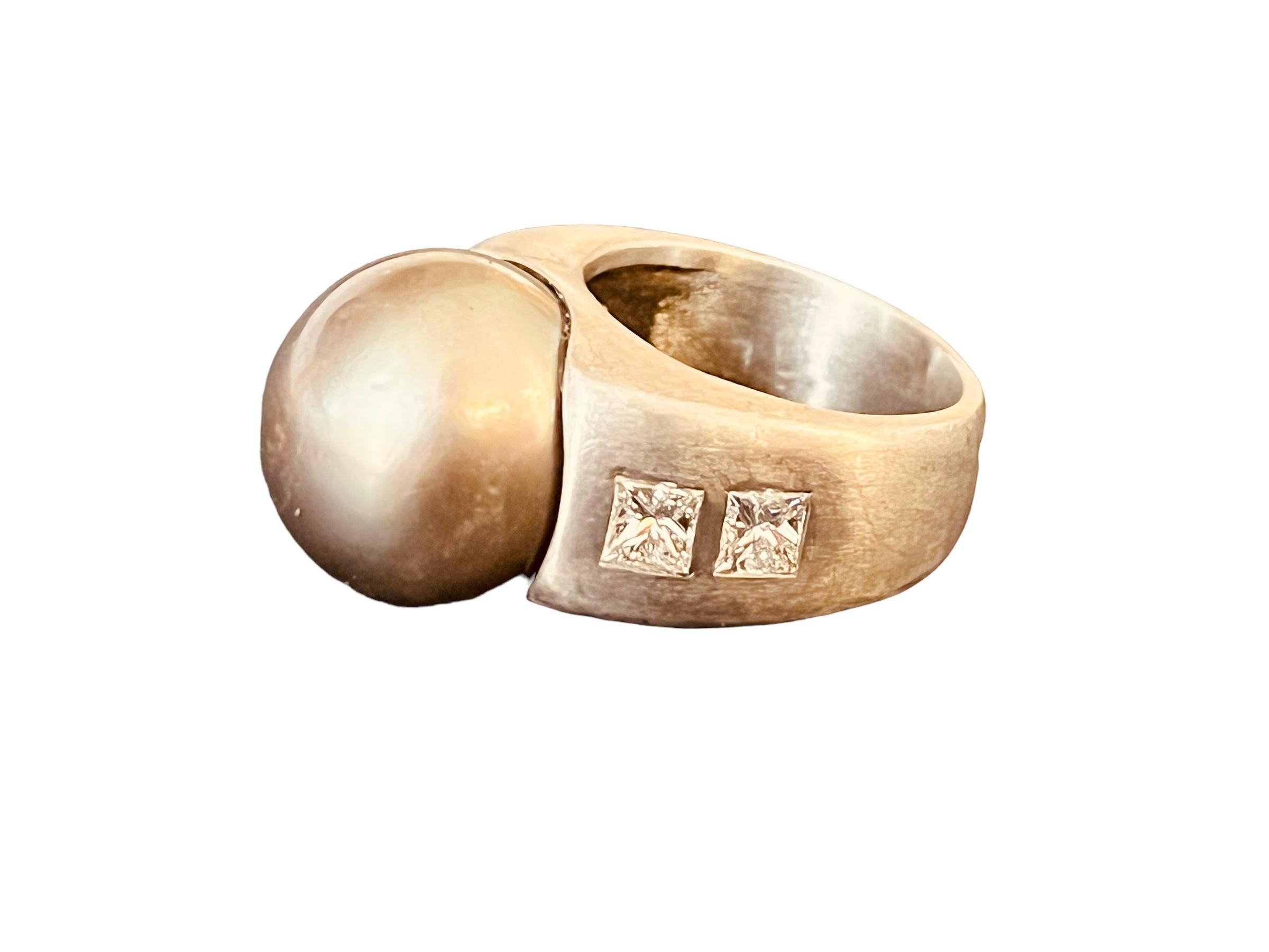 Bague en or blanc 18 carats avec quatre diamants taille princesse et une perle de Tahiti de 15 mm en vente 10