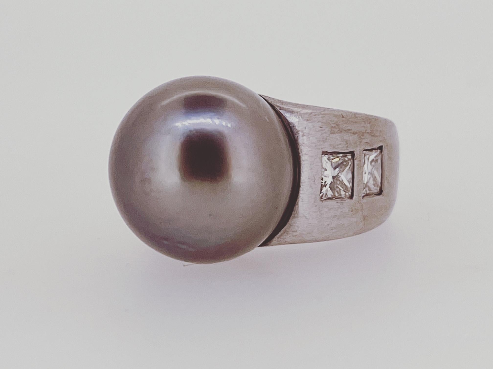 18ct White Gold Ring with Four Princess Cut Diamonds and a 15mm Tahitian Pearl For Sale 1