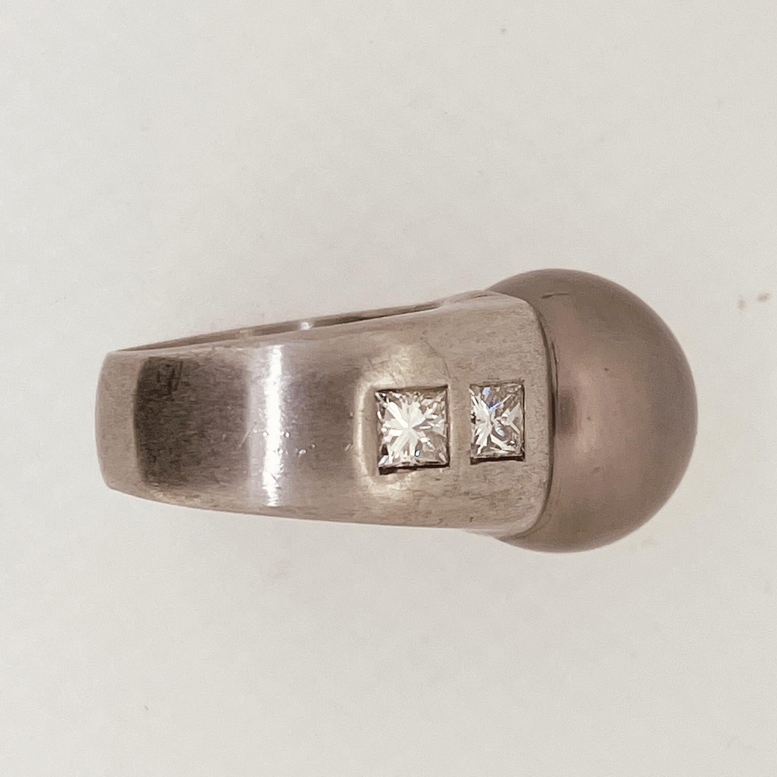 18ct White Gold Ring with Four Princess Cut Diamonds and a 15mm Tahitian Pearl For Sale 3