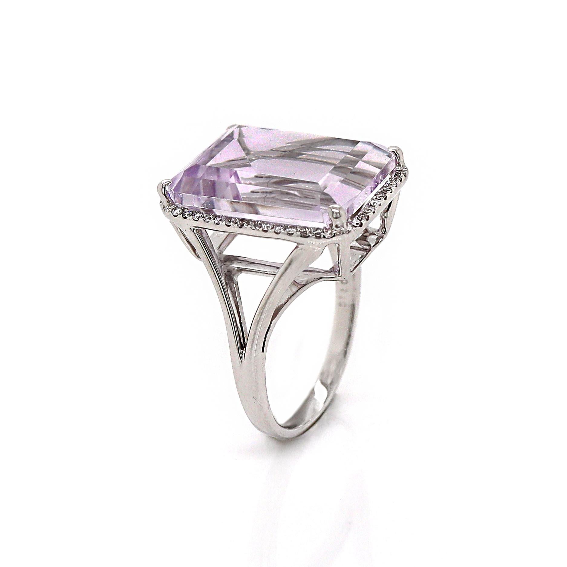 Anillo de cóctel de amatista y diamantes en oro blanco rosa de Francia de 18 quilates

Este impresionante anillo de cóctel lleva una Amatista de talla esmeralda en un delicado tono morado tenue, que le confiere una presencia sutil pero cautivadora.