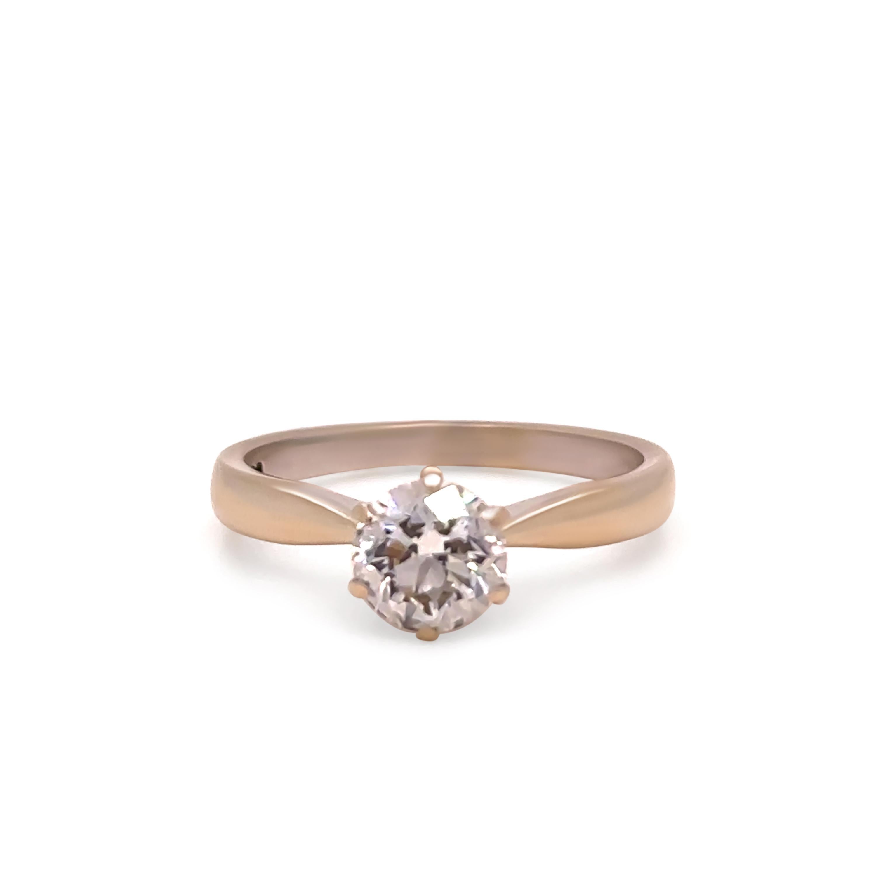 Cette bague de fiançailles solitaire intemporelle est fabriquée en or blanc 18 carats, avec un sertissage classique à six griffes qui retient un superbe diamant rond de 1,00 carat taillé en brillant. Le diamant est classé de couleur F et de pureté