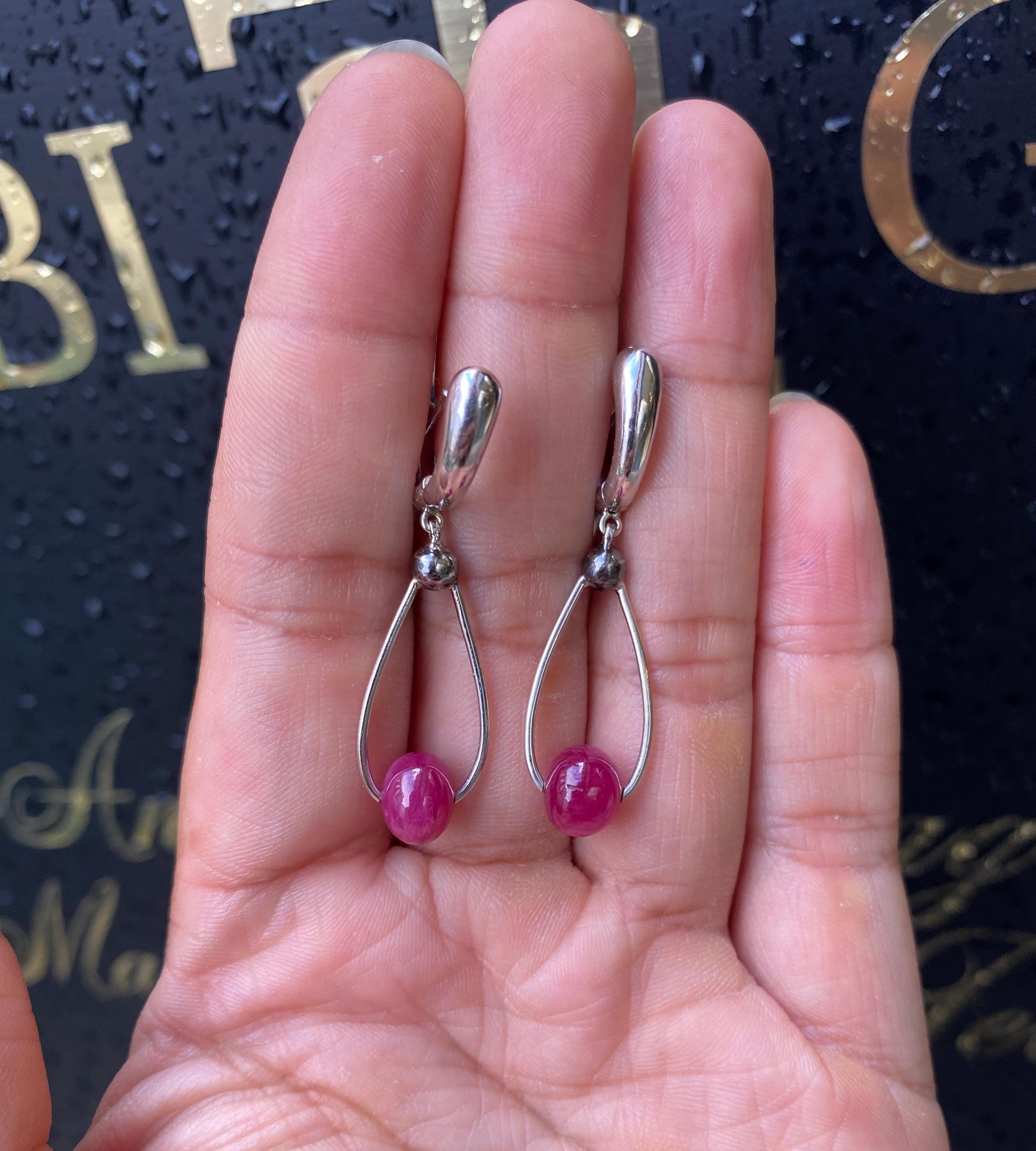 18ct White Gold Ruby and Diamond Drop Earrings In Good Condition For Sale In London, GB