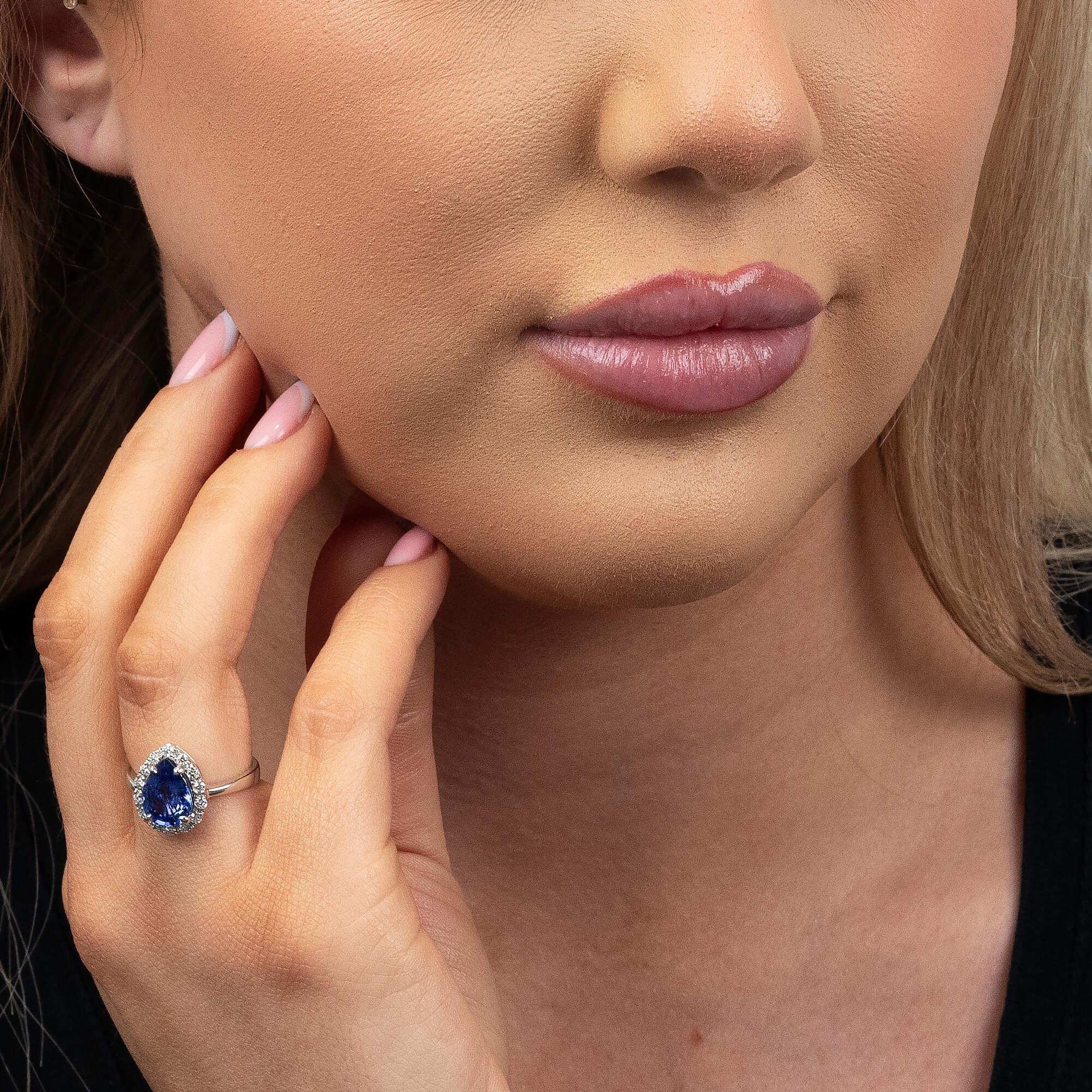 Gönnen Sie sich die zeitlose Eleganz unseres Pre-Loved 18ct White Gold Sapphire & Diamond Ring, ein Schmuckstück, das Raffinesse und Anmut ausstrahlt. Das Herzstück dieses exquisiten Schmuckstücks ist ein fesselnder blauer Saphir in Birnenform,