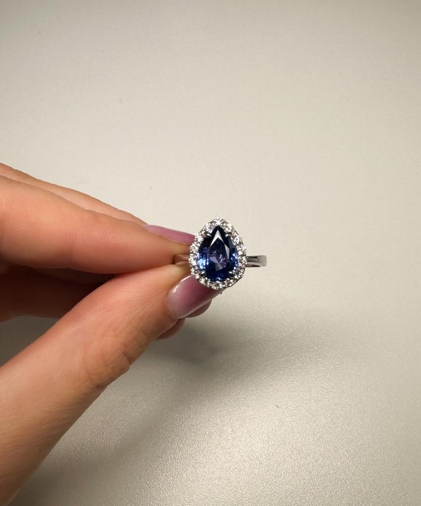 18ct White Gold 2.84ct Sapphire & 0.32ct Diamond Ring In Excellent Condition For Sale In Birmingham, GB