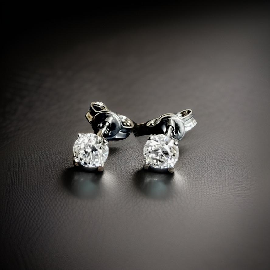 Women's or Men's 18ct White Gold Solitaire Diamond Earrings 0.85ct Studs Near One Carat For Sale