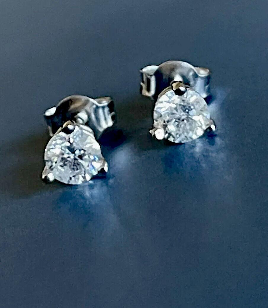 Classic and dazzling


18ct White Gold 0.95ct in total pair, just shy of one carat


Just tad over One Carat Diamond, a pair not to be missed!


5mm each diamond solitaire studs.


Fully Hallmarked for 750 18ct Gold


G/H


SI


They ll come with