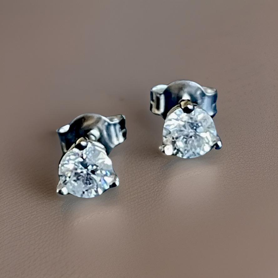 18ct White Gold Solitaire Diamond Earrings 0.95ct  Studs Martini 1ct One Carat In New Condition For Sale In Ilford, GB