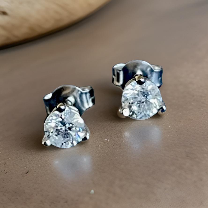 18ct White Gold Solitaire Diamond Earrings 0.95ct  Studs Martini 1ct One Carat For Sale 1