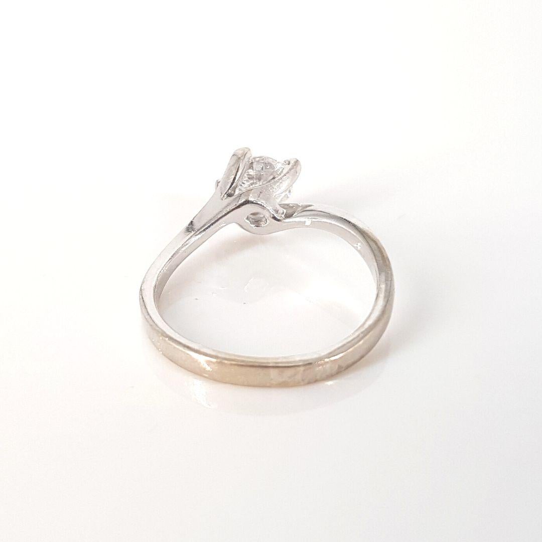 Round Cut 18ct White Gold Solitaire Diamond Ring For Sale