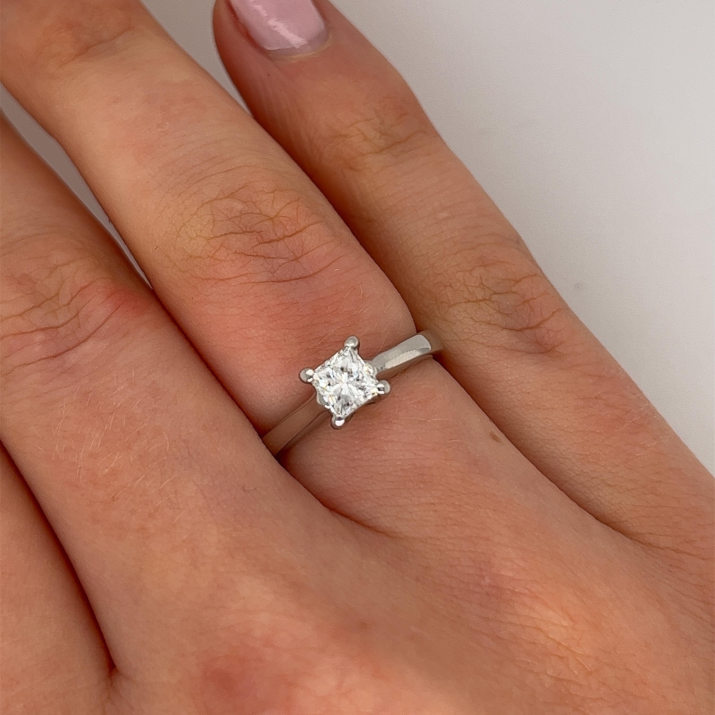 18ct White Gold Solitaire Diamond Ring Set With 0.45ct Princess Cut Diamond In Excellent Condition For Sale In London, GB