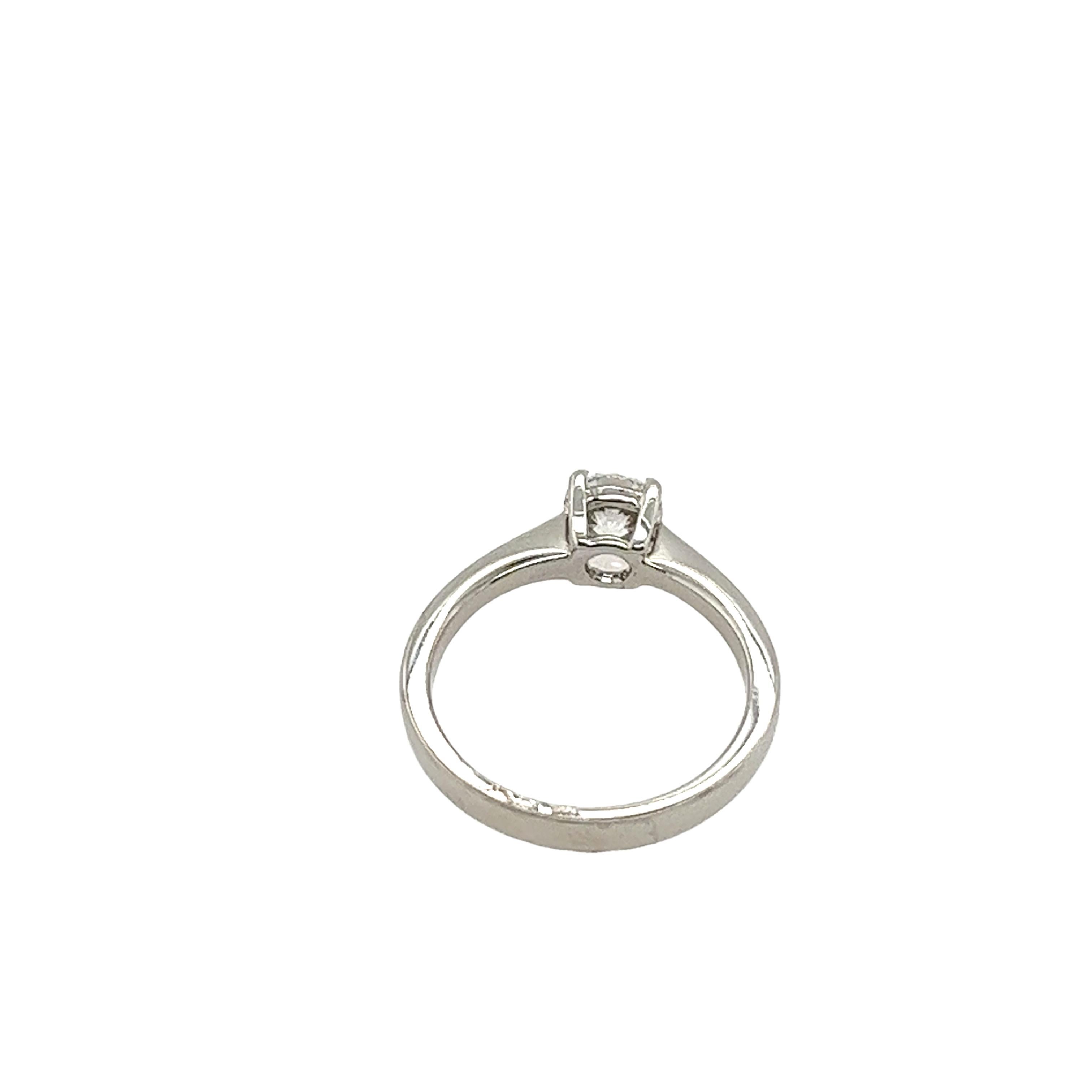 18ct Weißgold Solitär Diamantring mit 0,60ct Brillantdiamant im Zustand „Hervorragend“ in London, GB