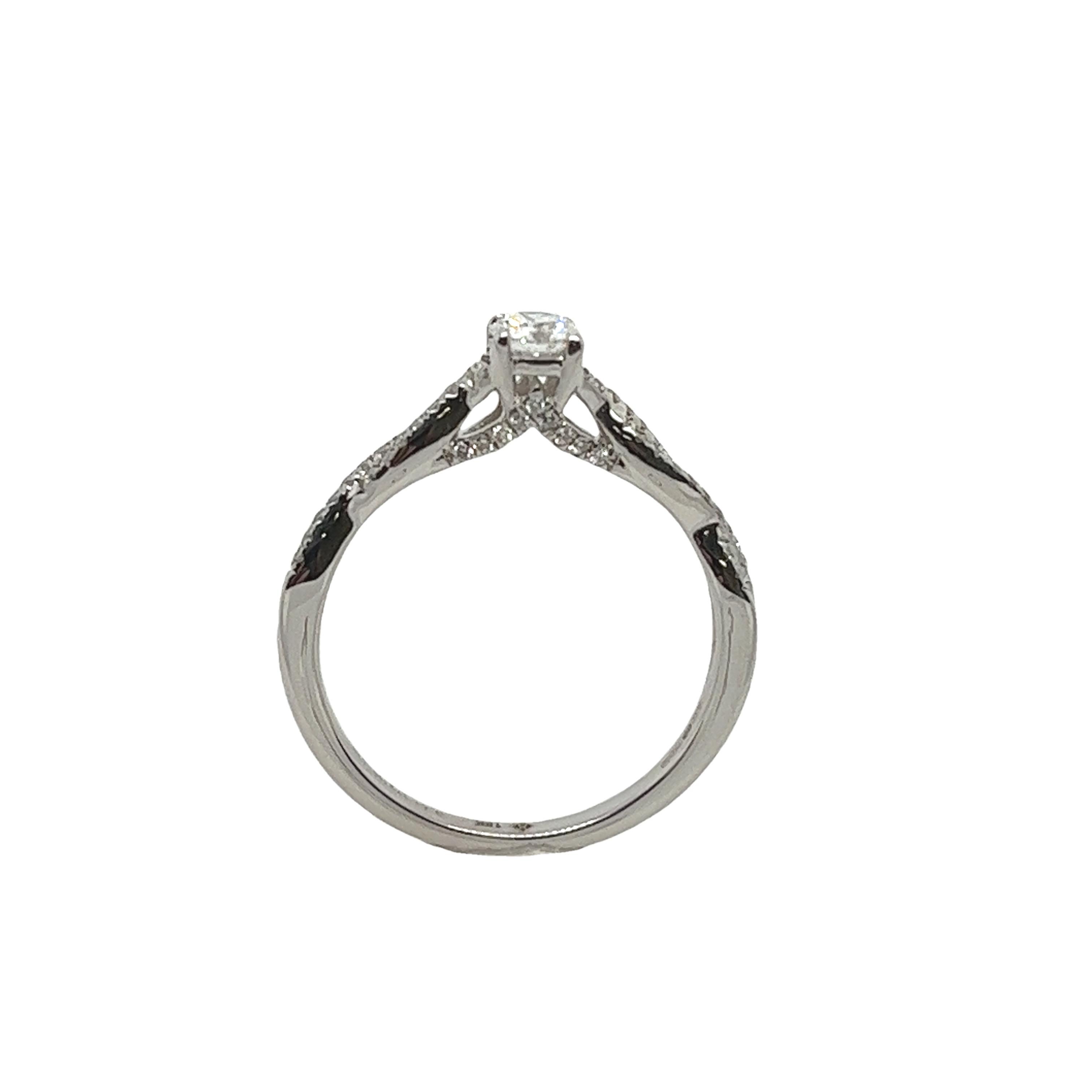 18ct White Gold Solitaire Round Diamond Engagement Ring 0.23ct & 0.18ct In Excellent Condition For Sale In London, GB