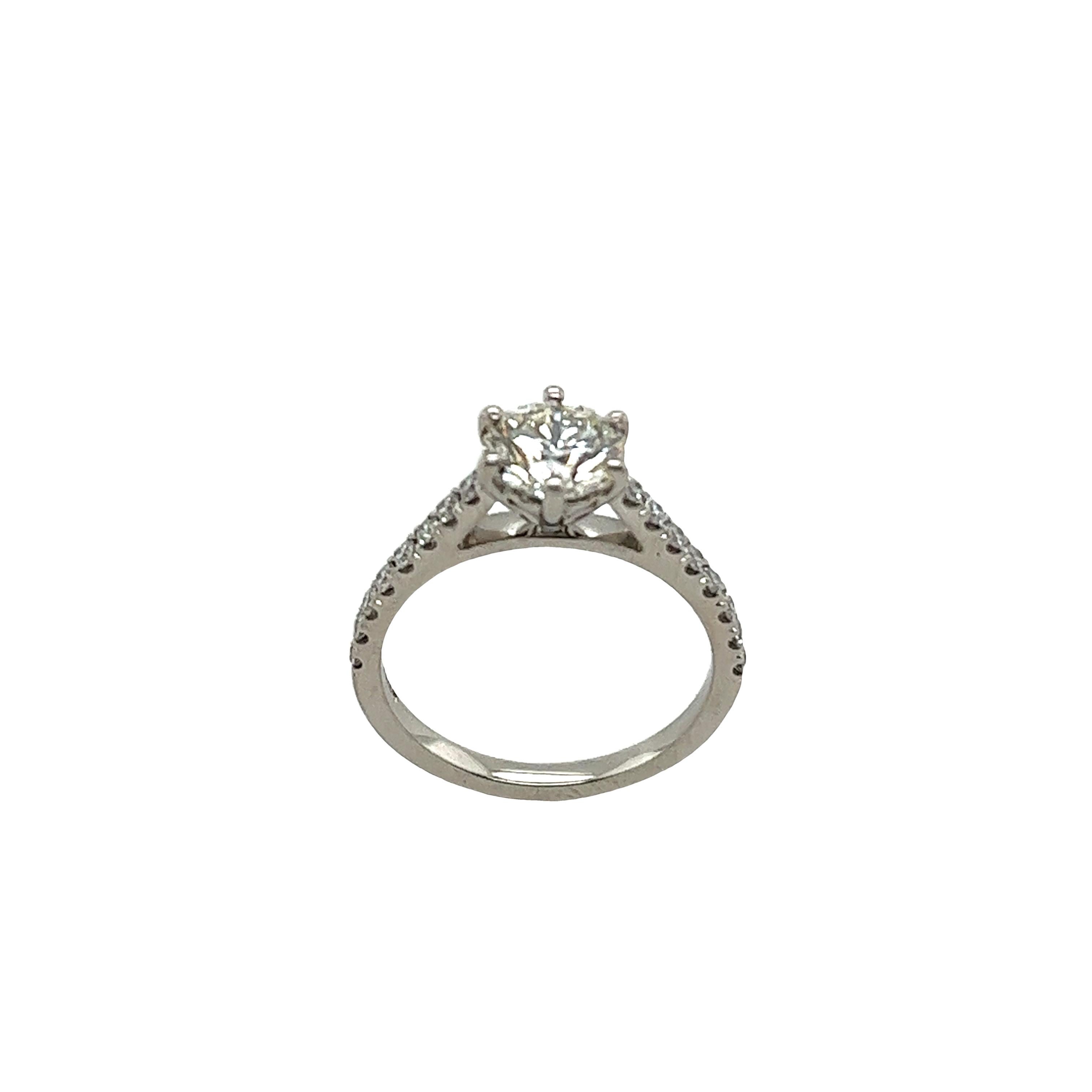 Taille ronde Bague de fiançailles solitaire en or blanc 18 carats avec diamant rond 0,90 carat J/VS1 en vente