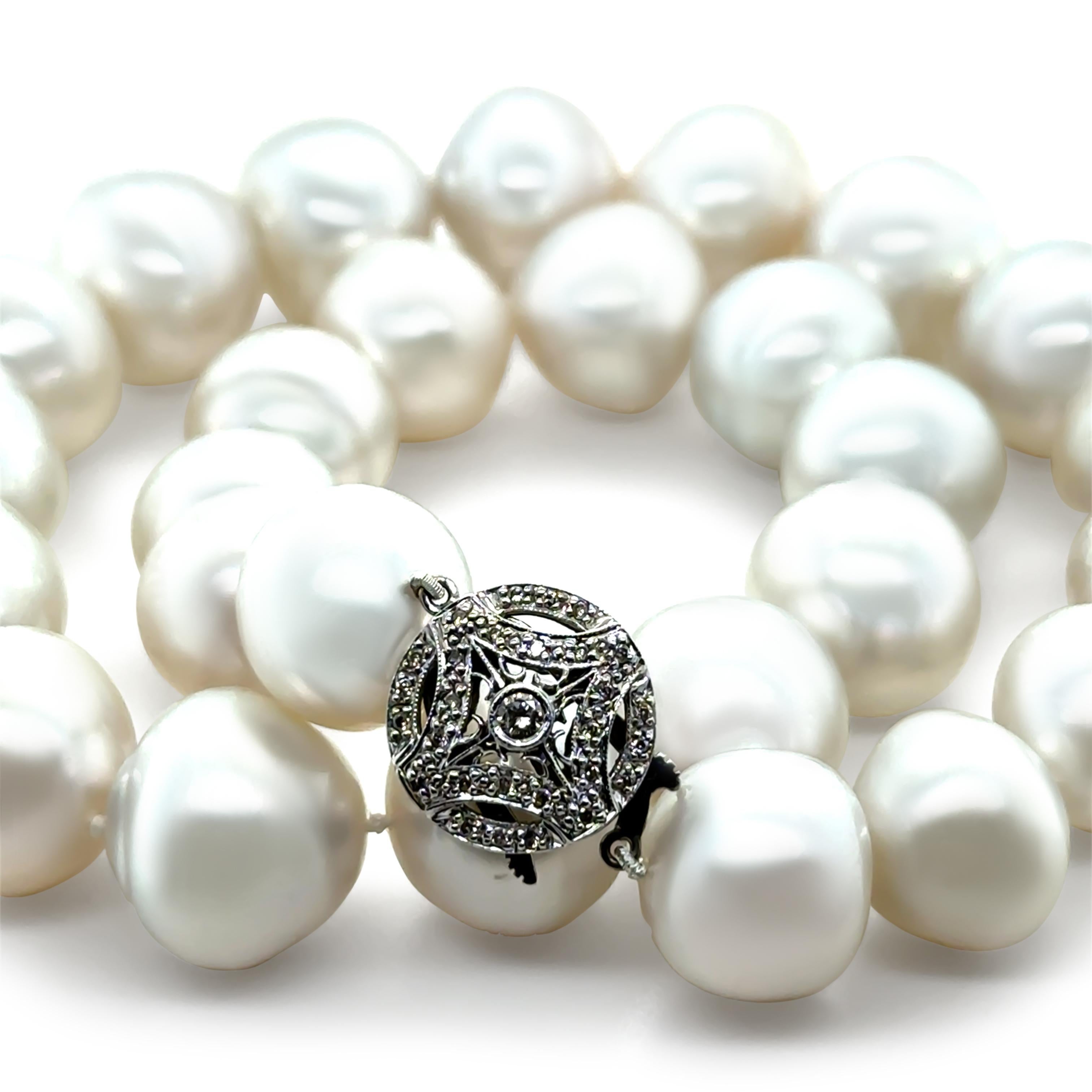Questa lussuosa collana graduata di perle coltivate dei Mari del Sud presenta 27 perle miste a bottone e a cerchio di dimensioni comprese tra 15,0 mm e 18,0 mm. Le perle presentano tonalità che vanno dal bianco all'argento, un ottimo lustro e