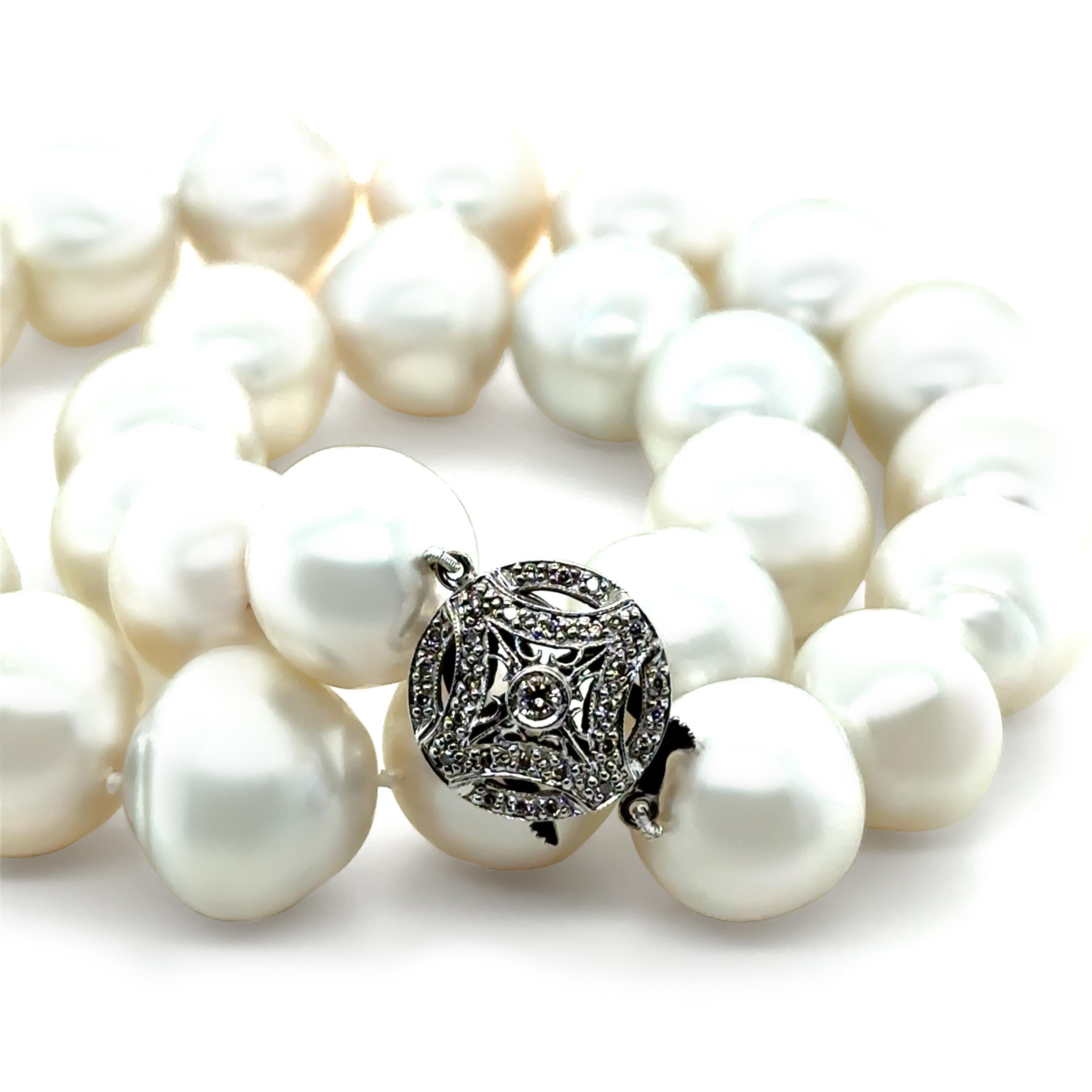 Taglio rotondo Collana di perle coltivate dei mari del sud in oro bianco 18ct con chiusura di diamanti 0,34ct 149,58g in vendita
