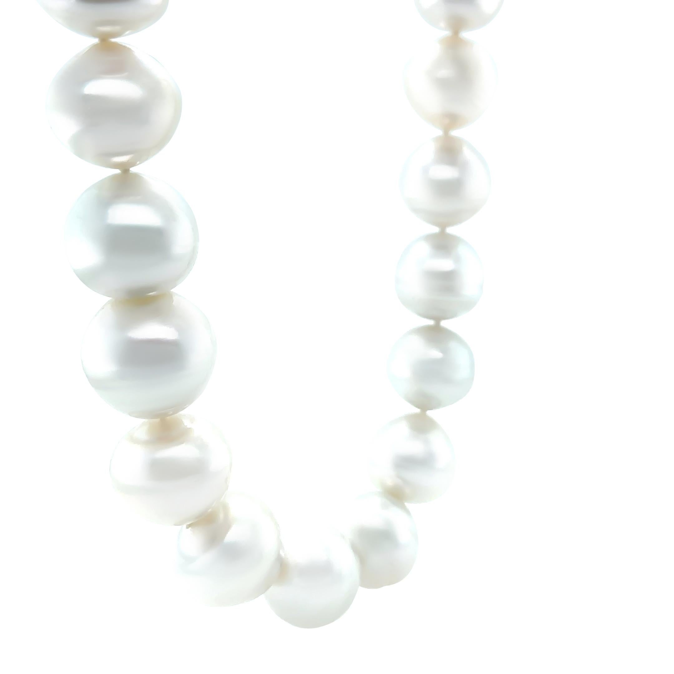 Donna Collana di perle coltivate dei mari del sud in oro bianco 18ct con chiusura di diamanti 0,34ct 149,58g in vendita